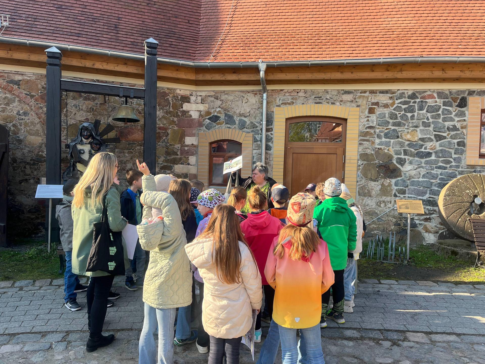 Birgit Richter vom Museum mit Drittklässlern der Grundschule Am Park. (Foto: Susann Reiche)