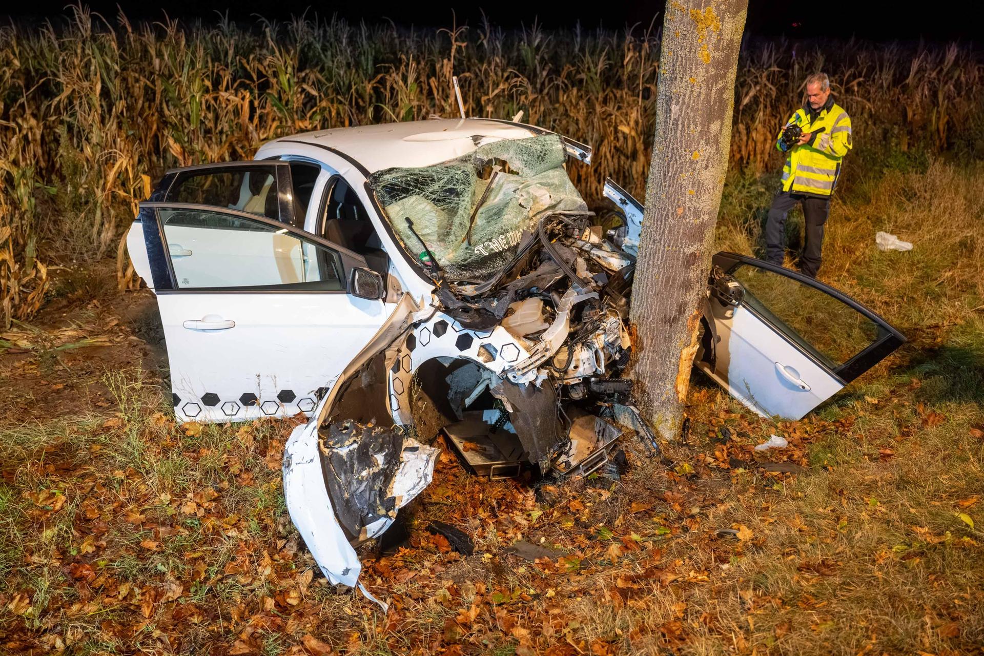 Der Ford wurde bei dem Unfall stark beschädigt, der Fahrer schwer verletzt. (Foto: EHL Media)