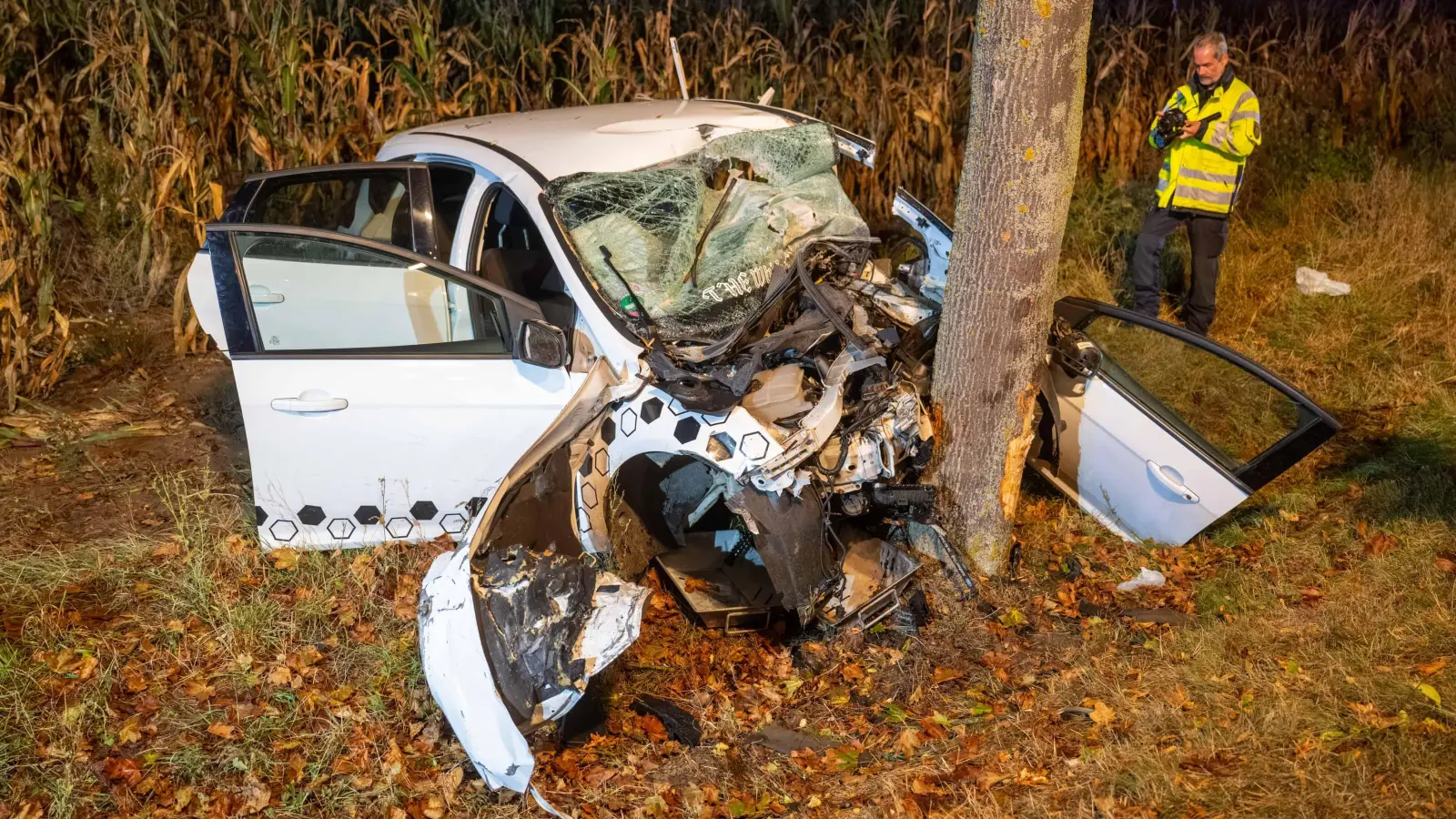Der Ford wurde bei dem Unfall stark beschädigt, der Fahrer schwer verletzt. (Foto: EHL Media)
