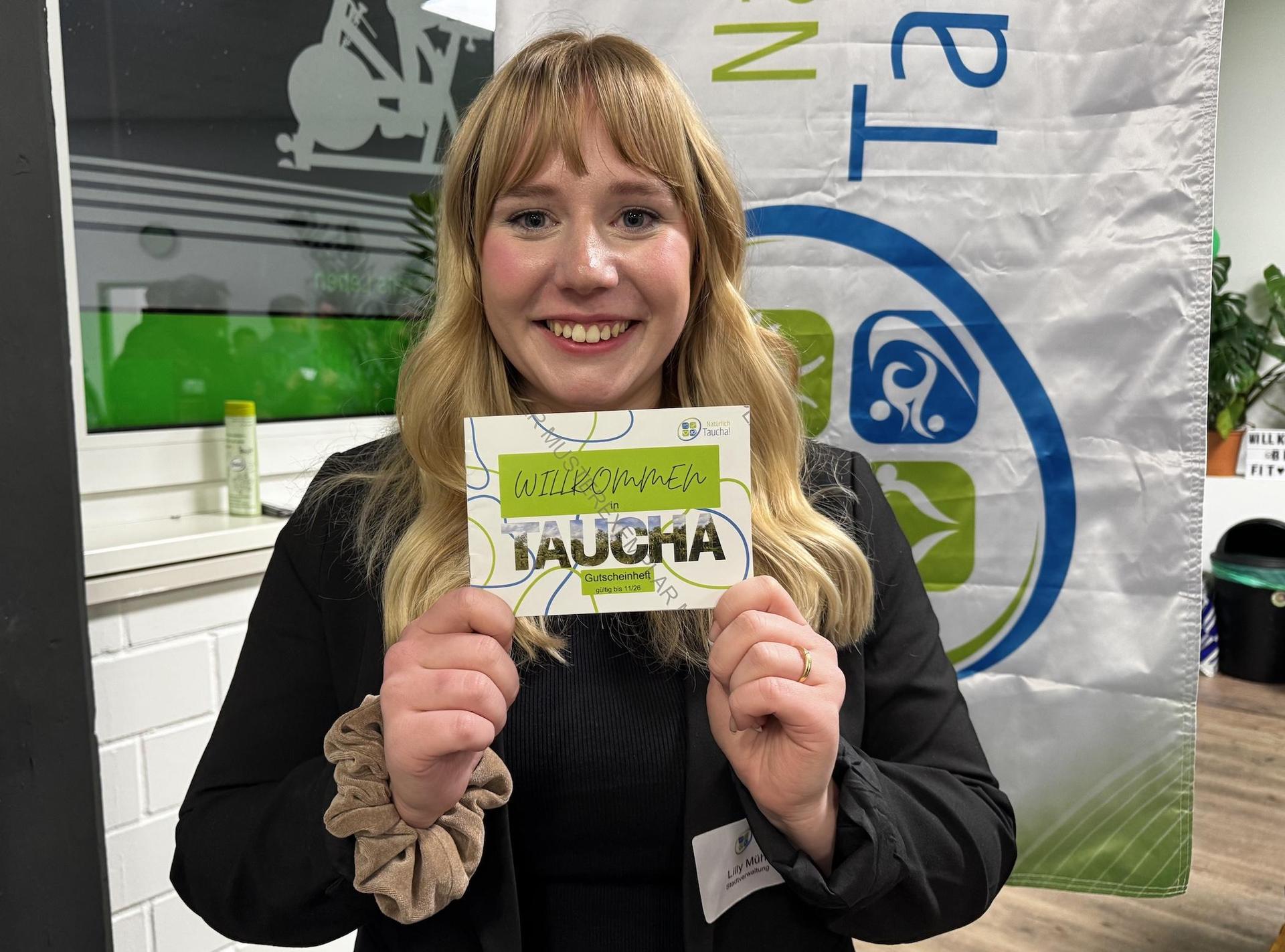 Wirtschaftsförderin Lilly Mühlbach mit dem Gutscheinheft aus 2025. In diesem Jahr geht das Heft in die zweite Auflage. (Foto: Daniel Große)