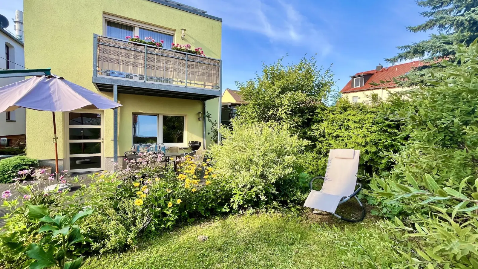 Ein grüner Garten lädt zum Verweilen ein. (Foto: Anzeige)