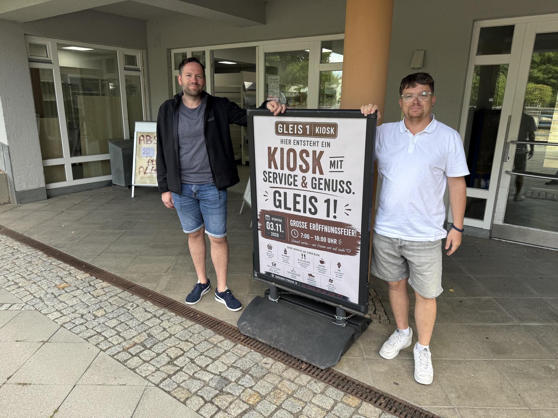 Philipp Petzold (l.) und Michael Marks übernehmen die Postagentur in der Wurzner Straße. (Foto: Daniel Große)