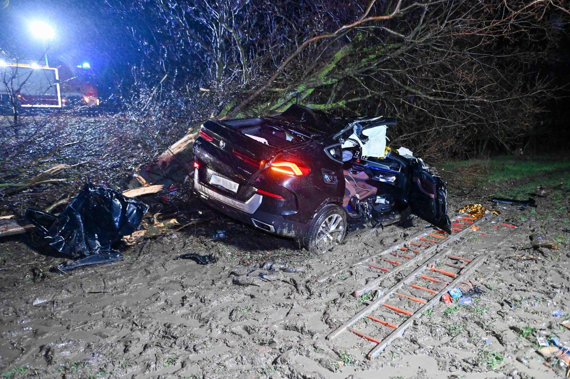 In dem verunglückten BMW starb ein Mensch. (Foto: EHL Media/Erik-Holm Langhof)