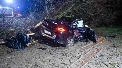 In dem verunglückten BMW starb ein Mensch. (Foto: EHL Media/Erik-Holm Langhof)