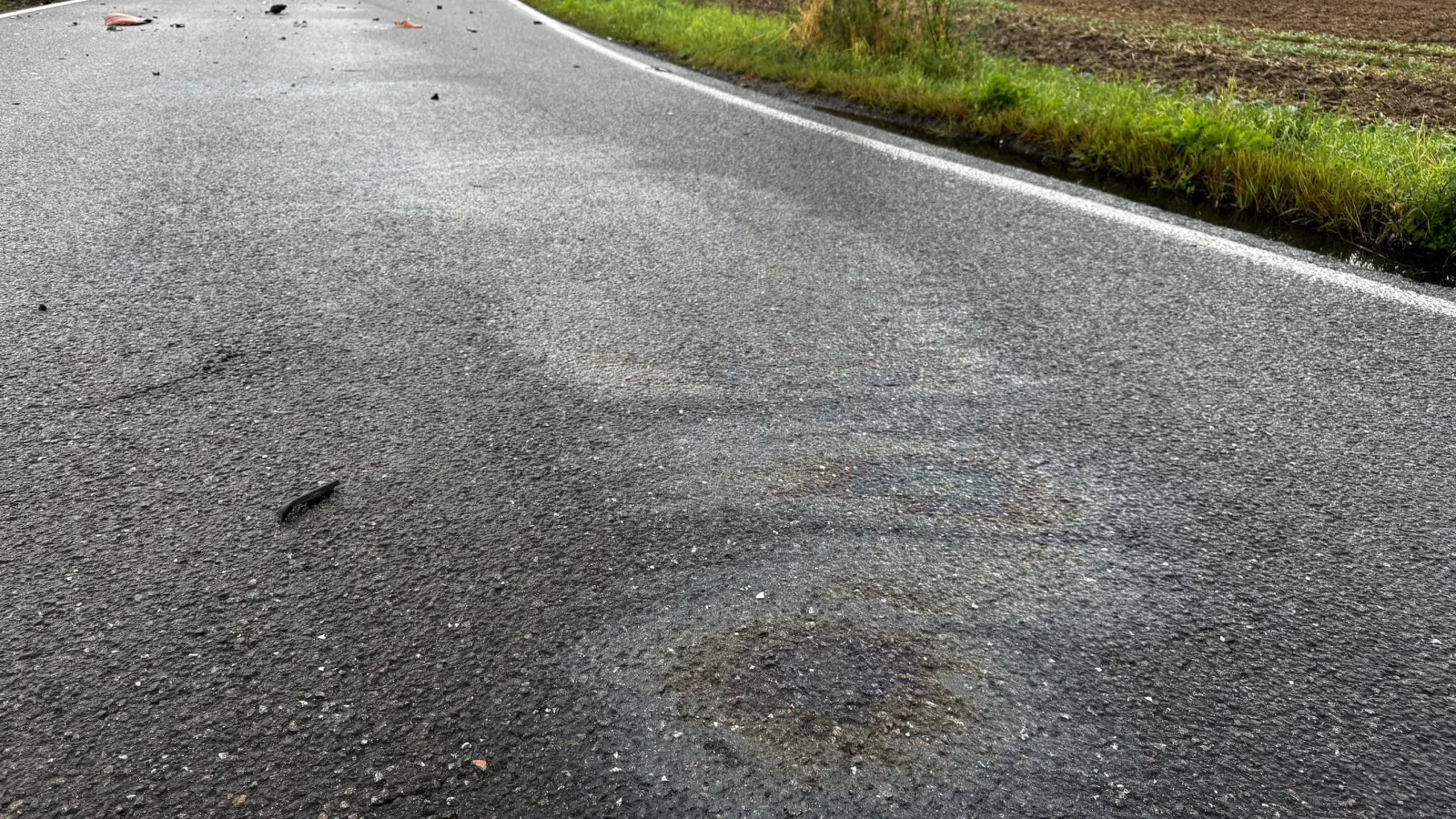 Vor der Unfallstelle sind Ölspuren auf der Fahrbahn. (Foto: Daniel Große)