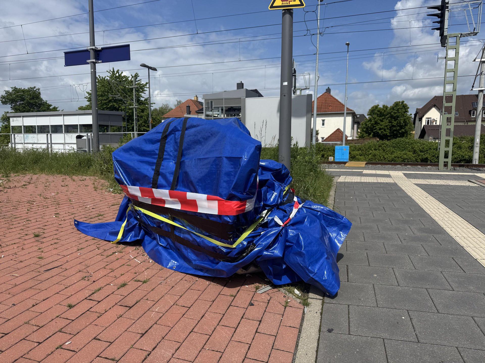 Die Reste des gesprengten Automaten wurden gesichert und verpackt. (Foto: Daniel Große)