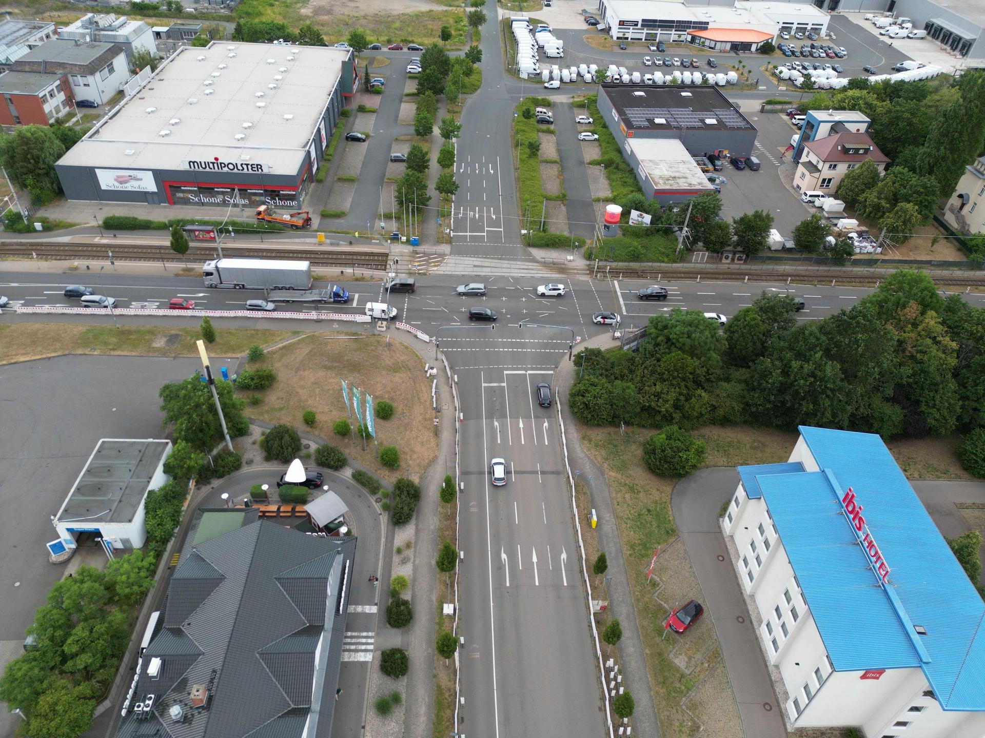 An der Kreuzung B87 / Otto-Schmidt-Straße / Gießereistraße in Taucha wird in den Sommerferien umfangreich gebaut. (Foto: Daniel Große)