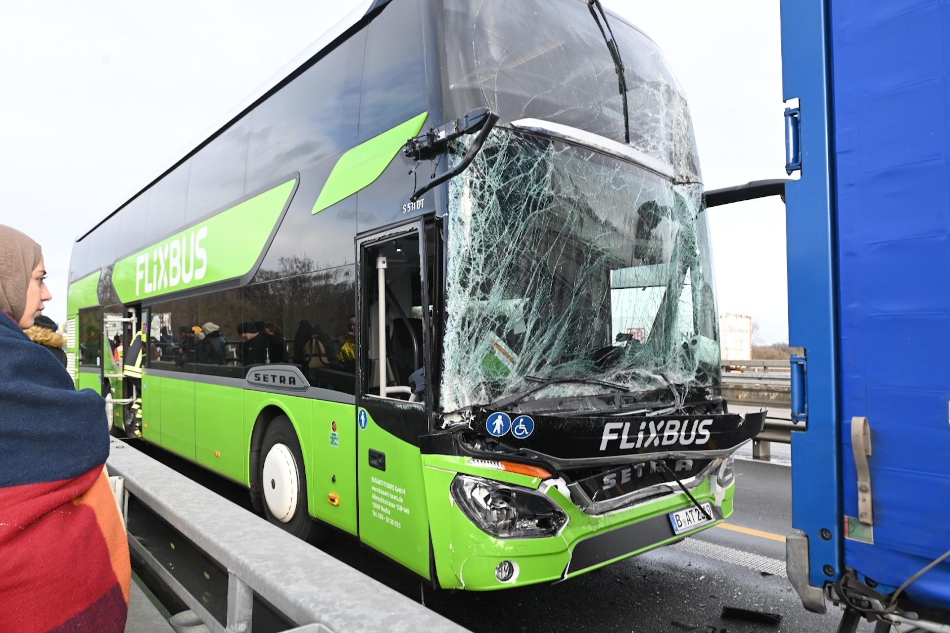 Der verunglückte Flixbus (Foto: EHL Media/Erik-Holm Langhof)