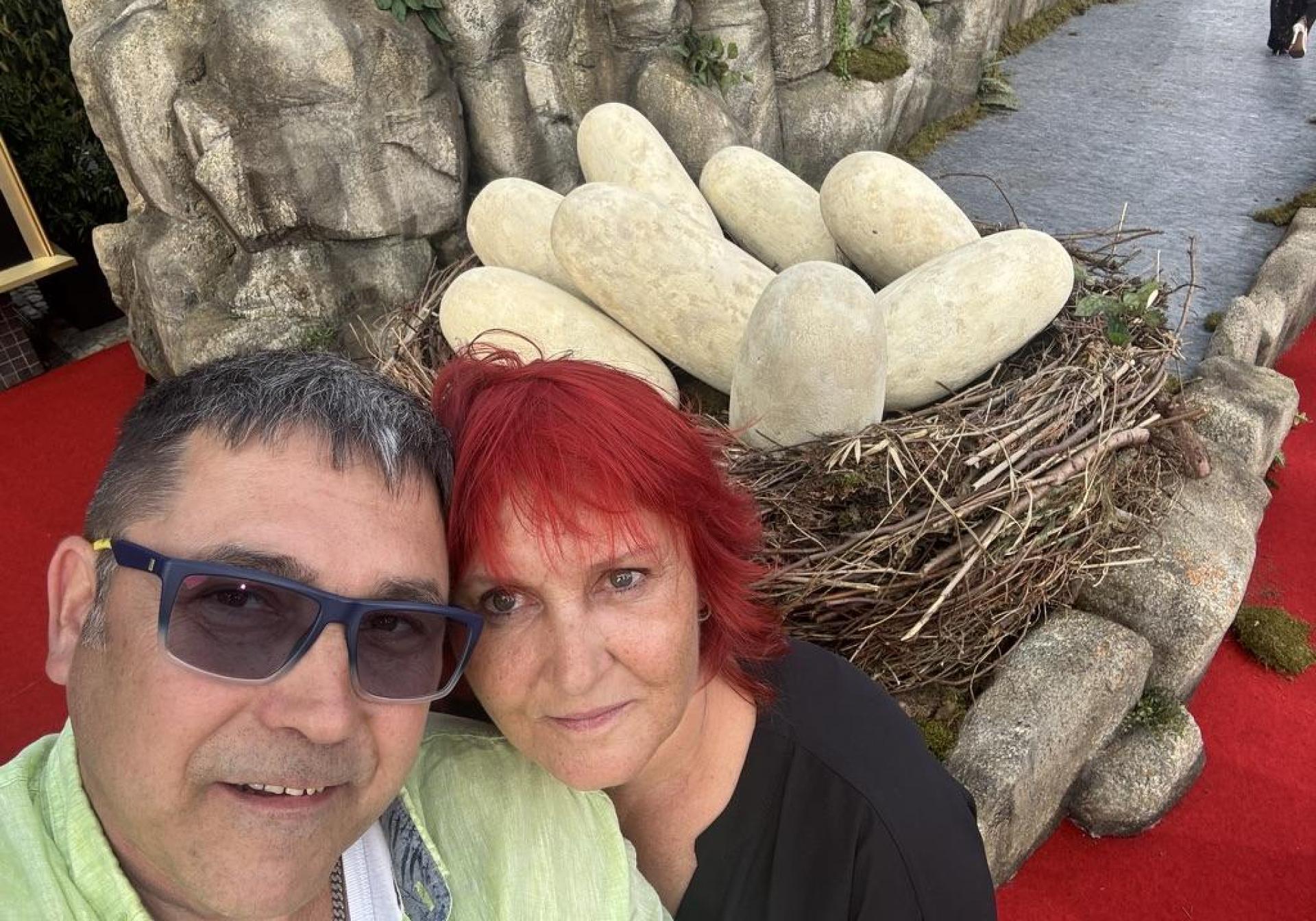 Die Tauchaer Kinobetreiber vor einem „Dino-Nest” zur Premiere des neuen „Jurassic World: Die Wiedergeburt”. (Foto: Daniel Grahl)