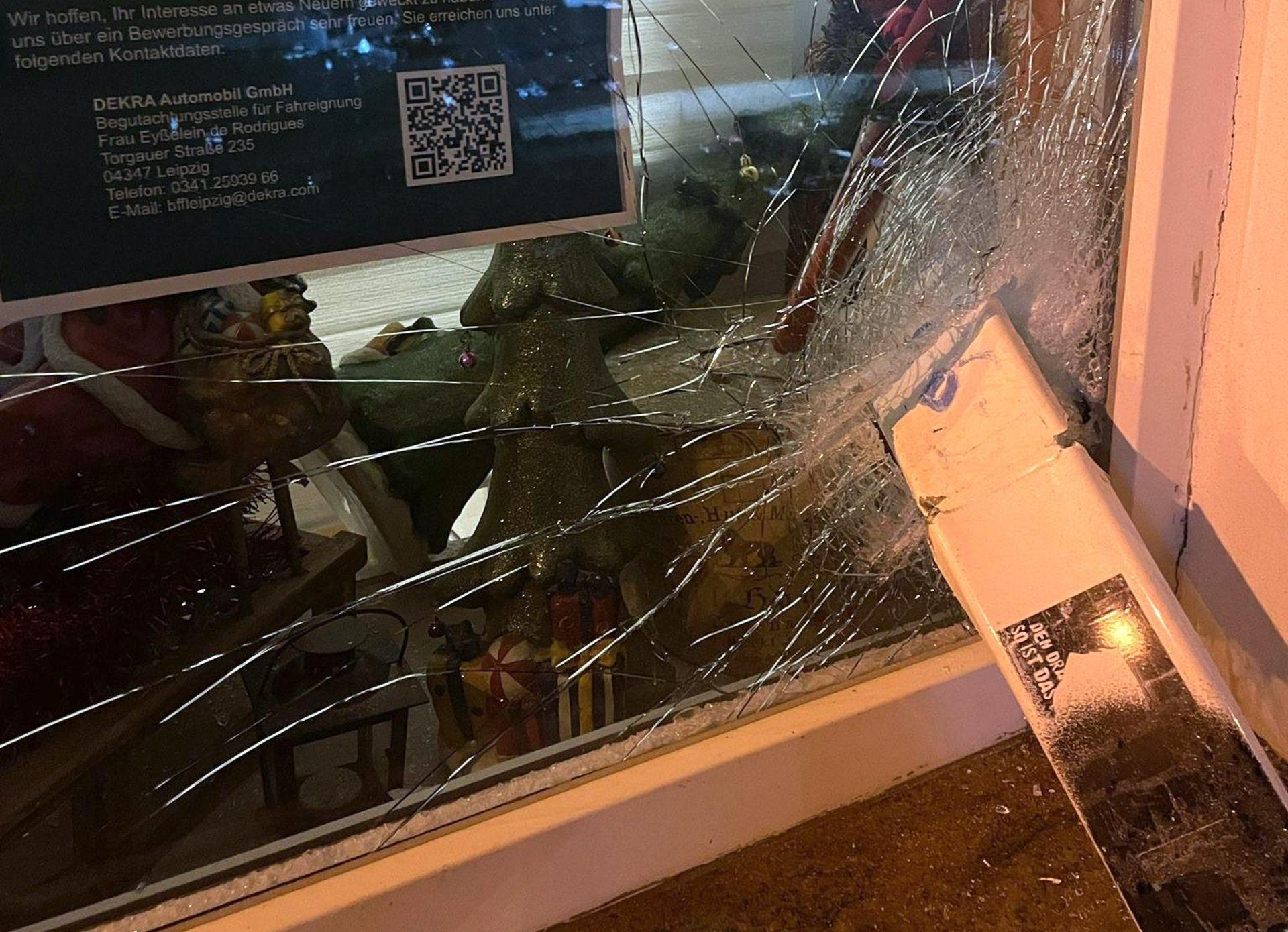 Ein Metallteil des gesprengten Zigarettenautomaten steckt in der Schaufensterscheibe (Foto: Anett Korn)