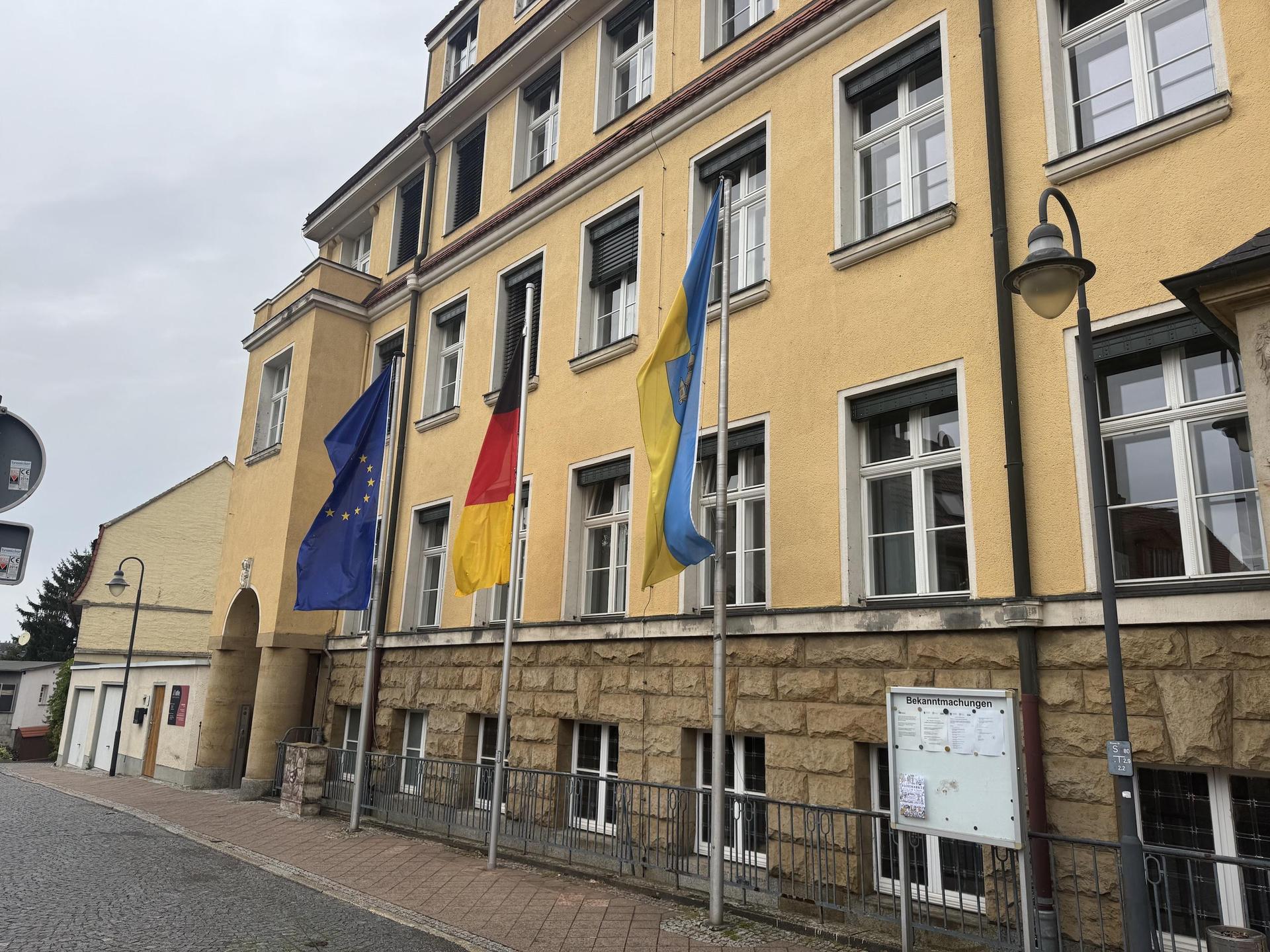 Vor dem Rathaus wehen nun dauerhaft drei Flaggen. (Foto: Daniel Große)