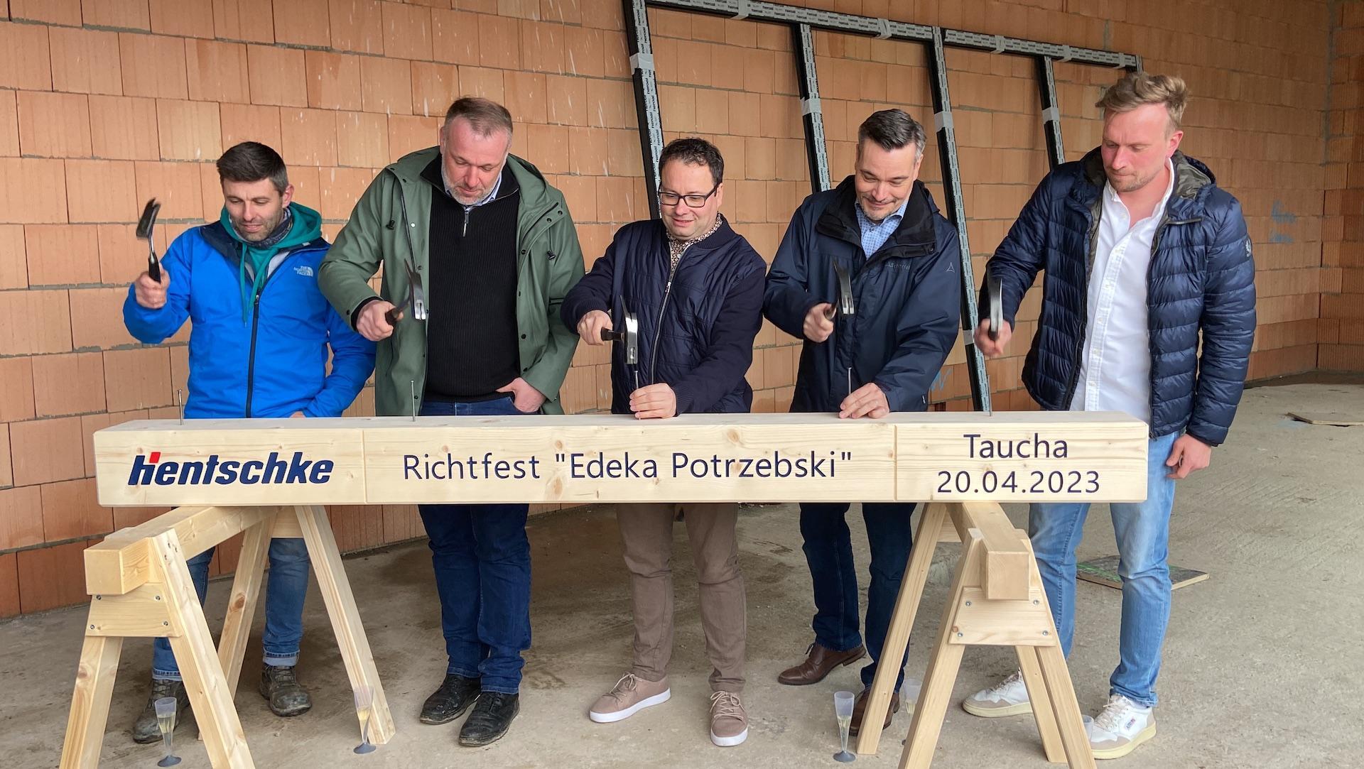 „Erst trinken, dann nageln” - heute war Richtfest für neuen EDEKA-Bau (Foto: taucha-kompakt.de)