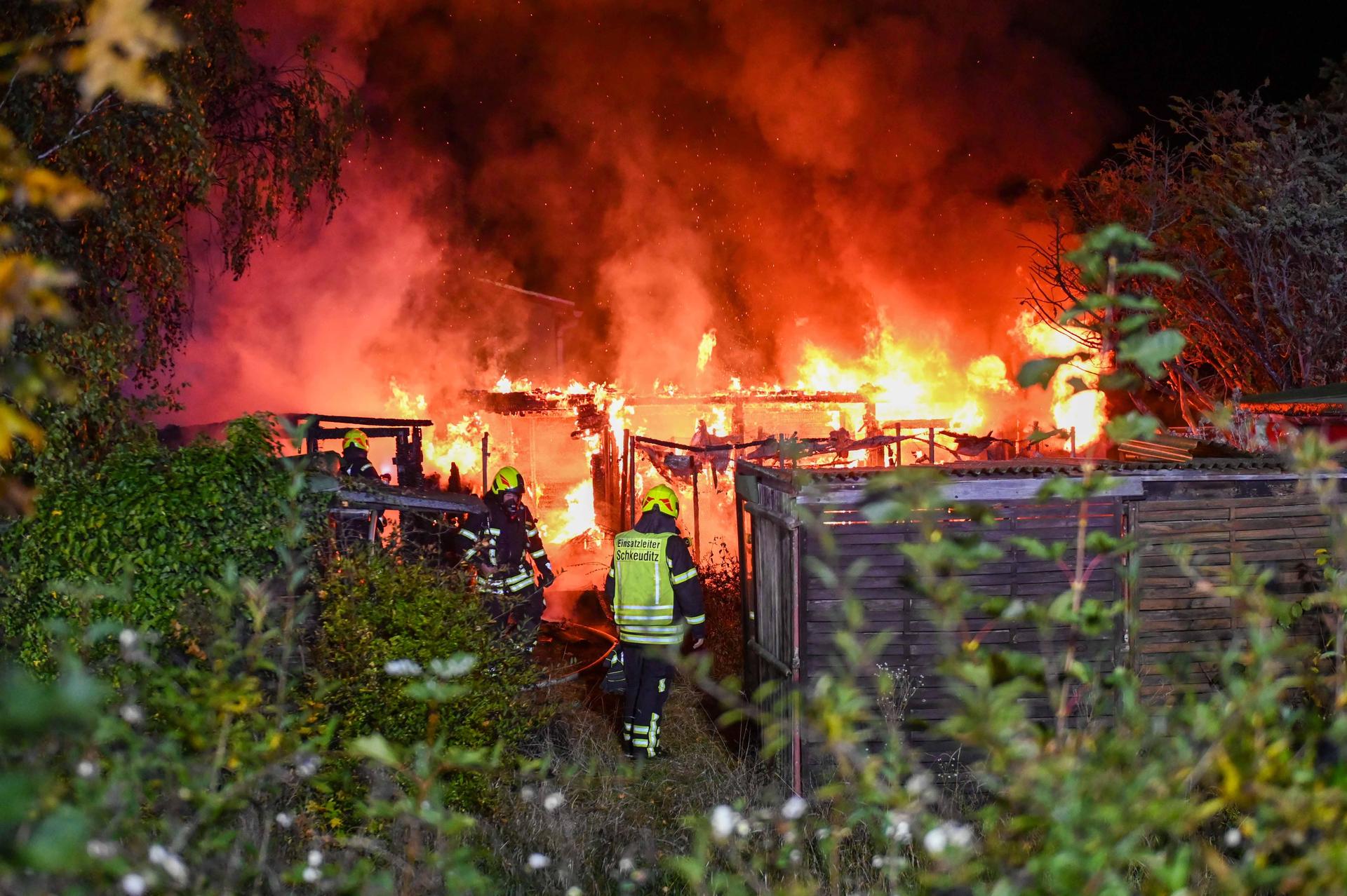 Vollbrand einer Laube in Schkeuditz in der Nacht zum 24. Oktober. (Foto: EHL Media/Erik-Holm Langhof)