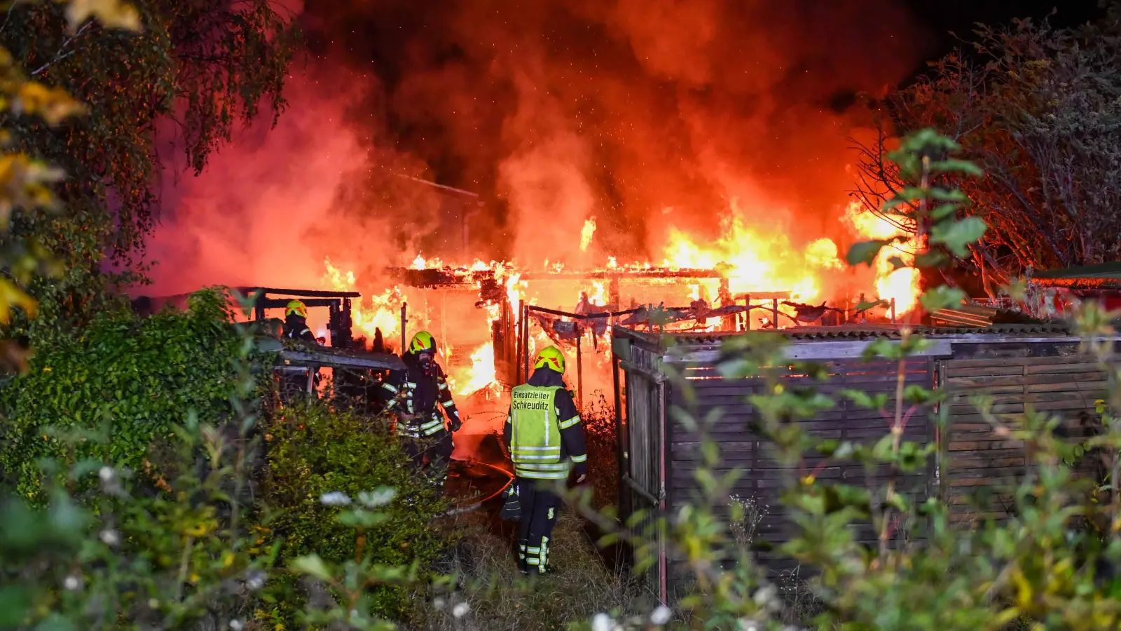 Vollbrand einer Laube in Schkeuditz in der Nacht zum 24. Oktober. (Foto: EHL Media/Erik-Holm Langhof)
