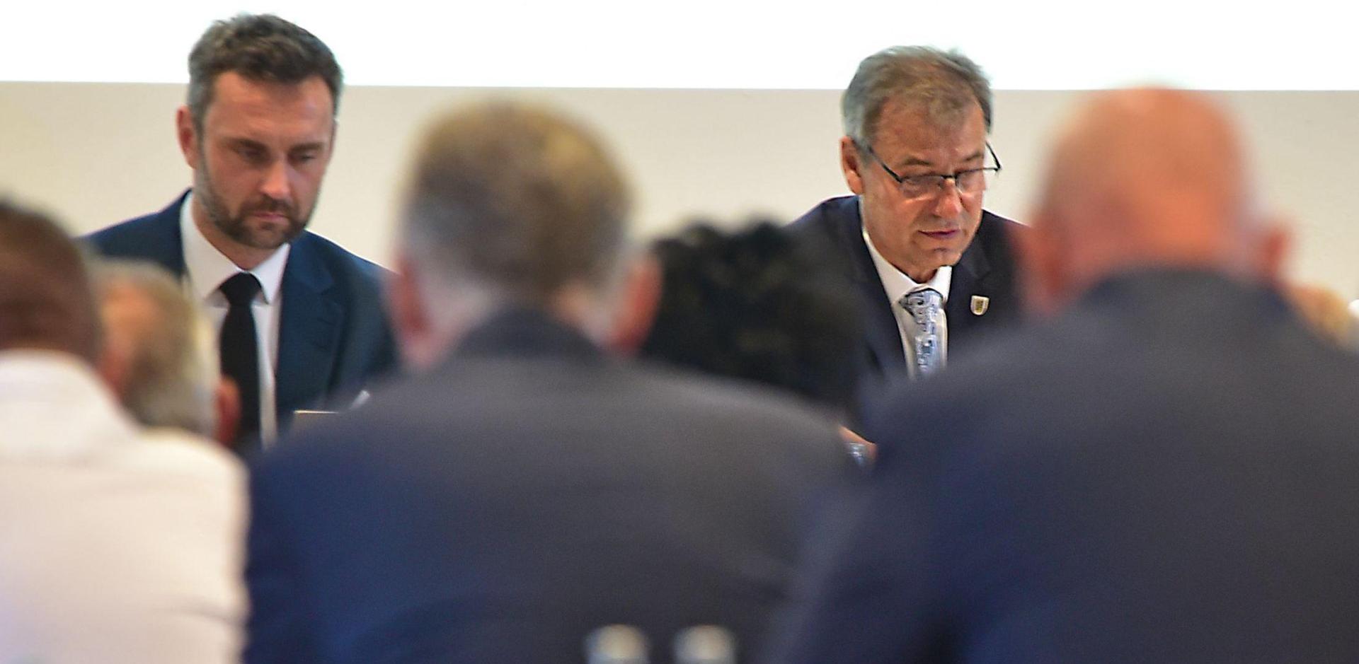 „Der Deckel ist voll!”, so Landrat Kai Emanuel (r.) und Finanzbeigeordneter Jens Kabisch. (Foto: Landratsamt Nordsachsen / Alexander Bley)