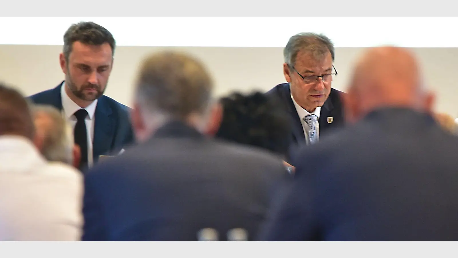 „Der Deckel ist voll!”, so Landrat Kai Emanuel (r.) und Finanzbeigeordneter Jens Kabisch. (Foto: Landratsamt Nordsachsen / Alexander Bley)