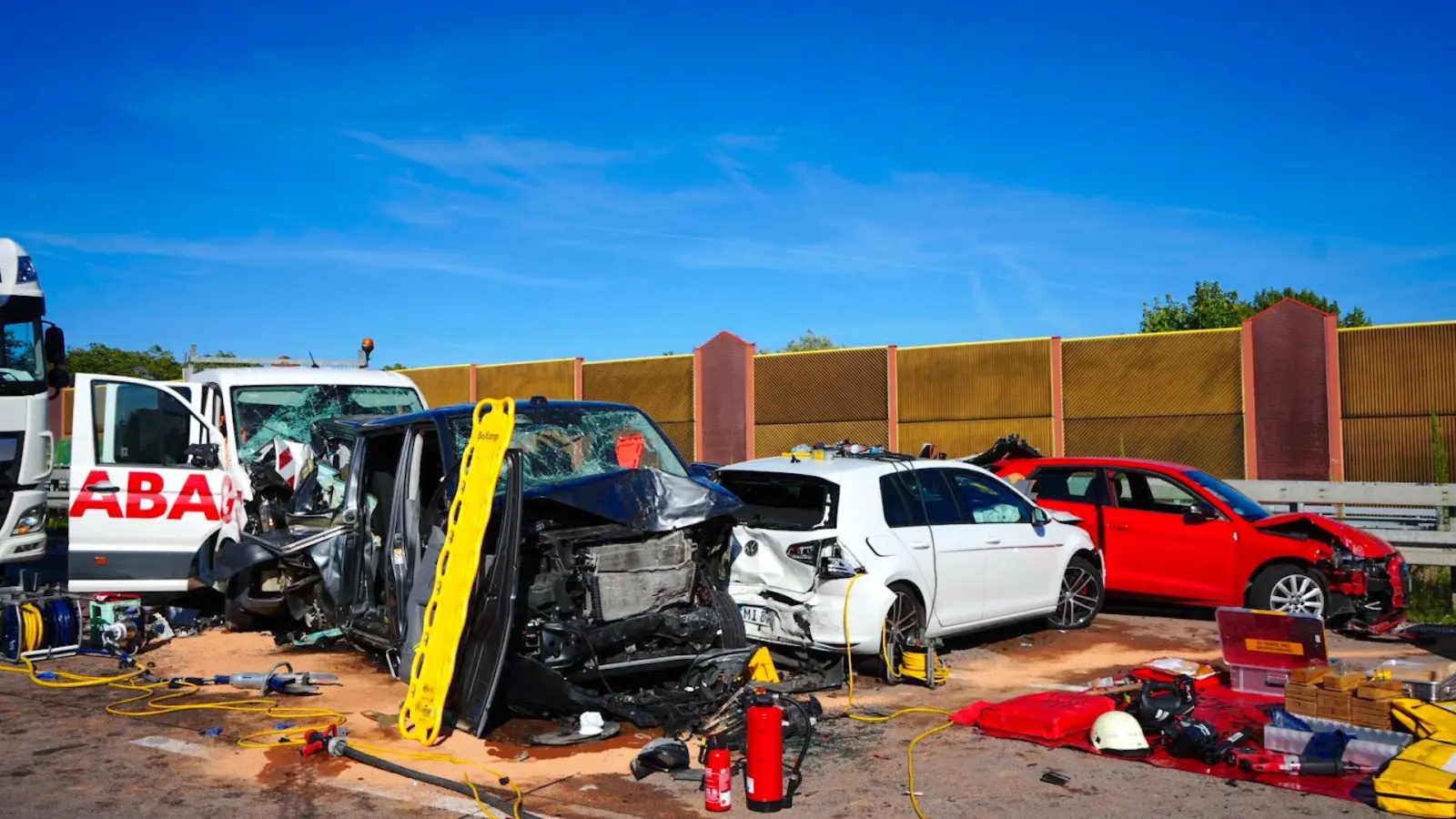 Mehrere Personen wurden am Freitagnachmittag bei einem Massenunfall auf der A9 verletzt. (Foto: Lucas Libke)