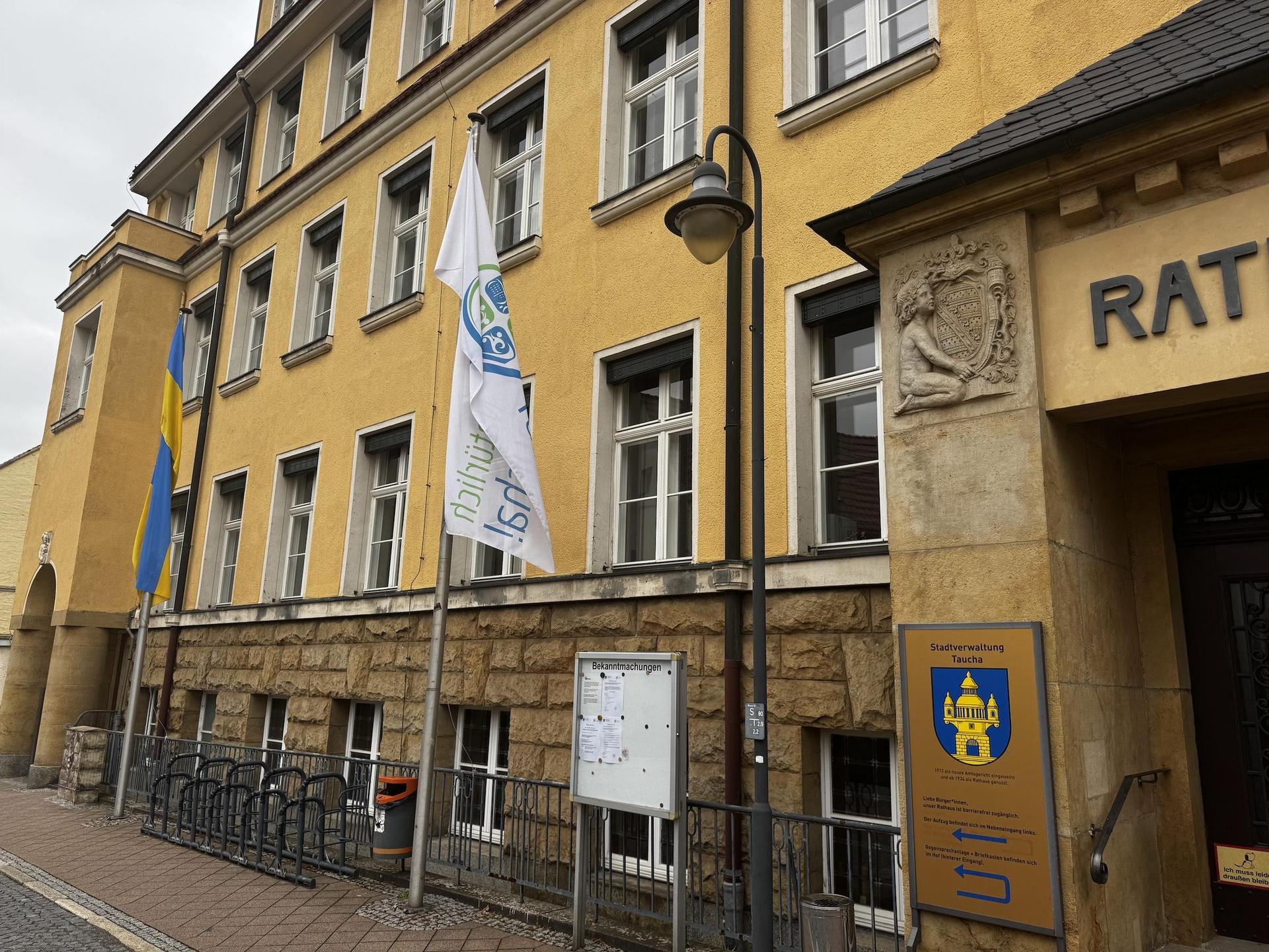 Am Tauchar Rathaus wird ab 1. Dezember dauerhaft die Bundesflagge hängen.  (Foto: Daniel Große)