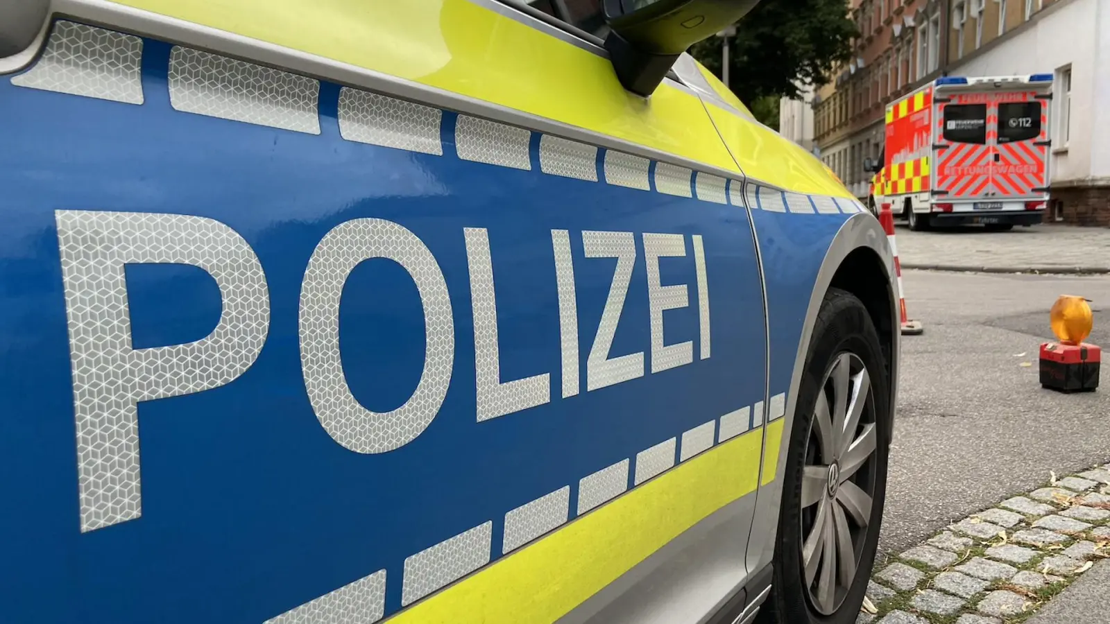Polizei und Rettungswagen während eines Unfall-Einsatzes (Symbolbild: Daniel Große)