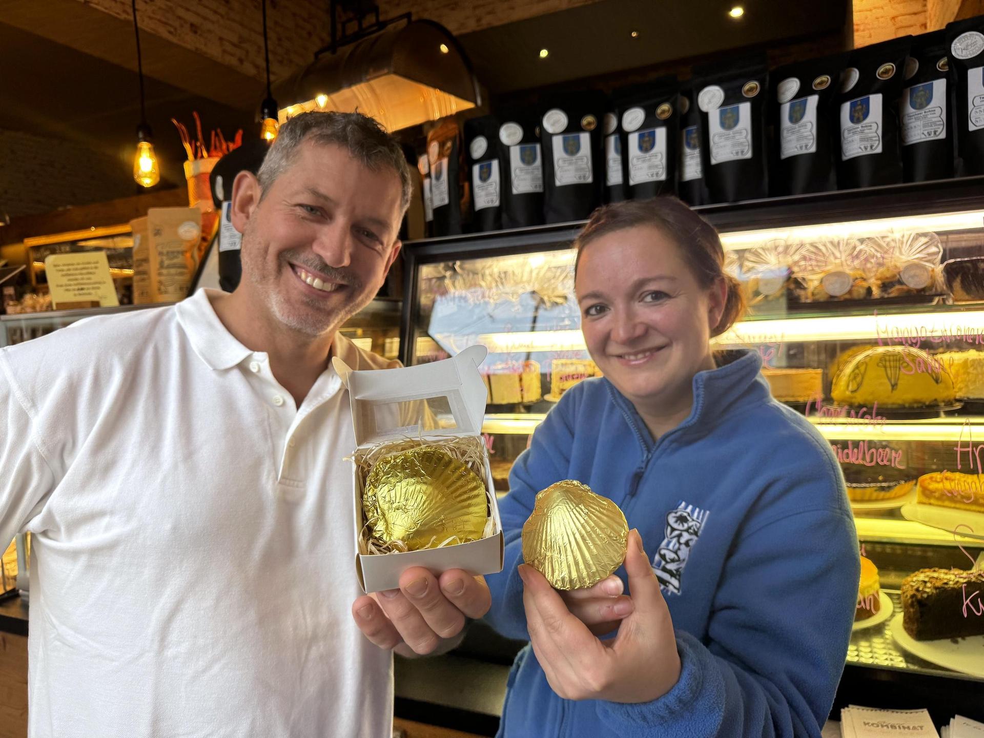 Susann Reiche und Sebastian Kraus präsentierten die „Tauchaer Schokomuschel”. (Foto: Daniel Große)