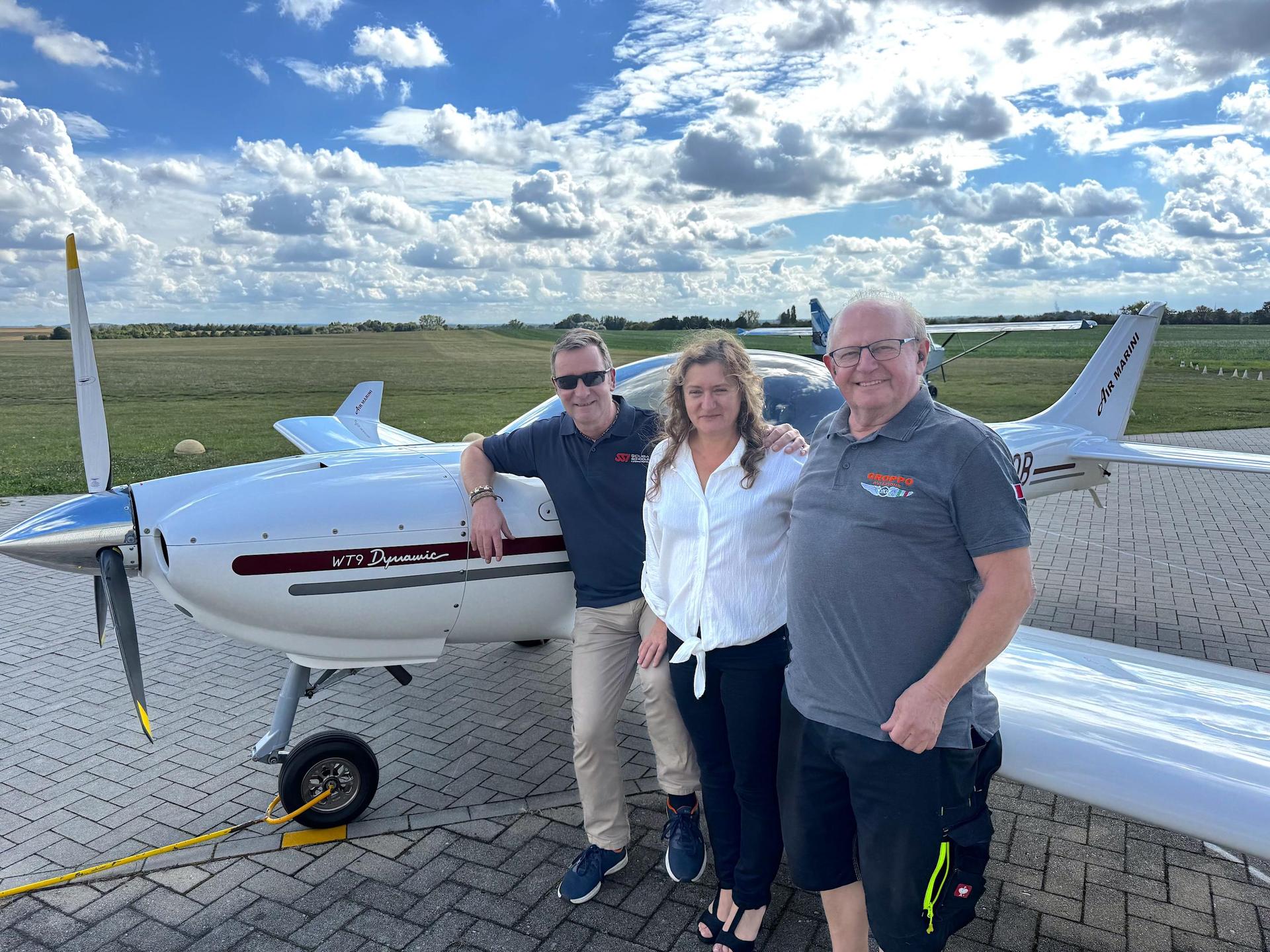 Klaus Ohse, Vorsitzender des ACLT, Vereinsmitglied Dorit Oppolony und Schatzmeister Birk Möbius (v.r.) freuen sich auf das Flugplatzfest am Schwarzen Berg in Taucha. (Foto: Daniel Große)