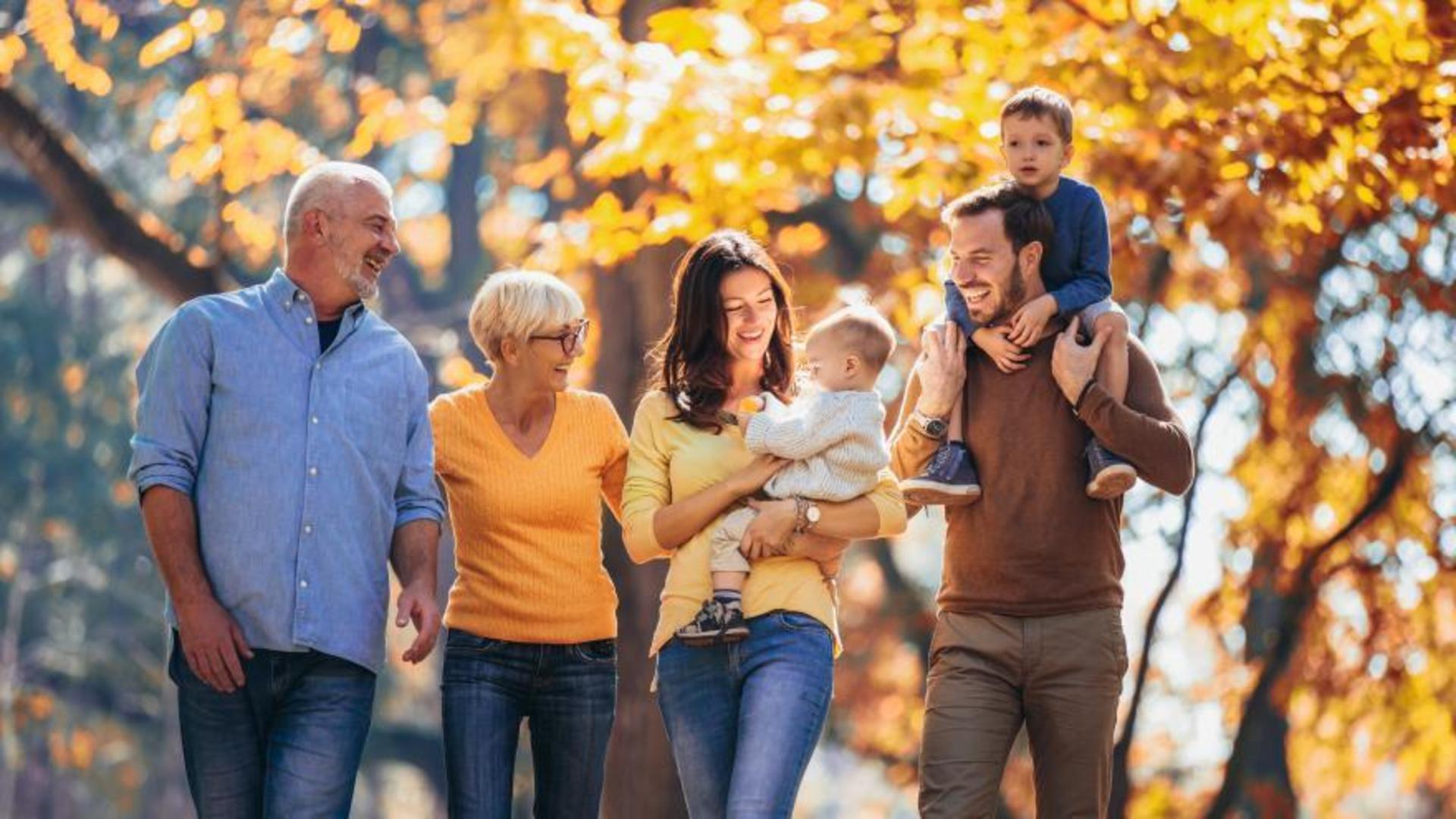 Verbraucher jeden Alters sind bei der Verbraucherzentrale Torgau gut beraten. (Foto: Adobe Stock / Mediteraneo)