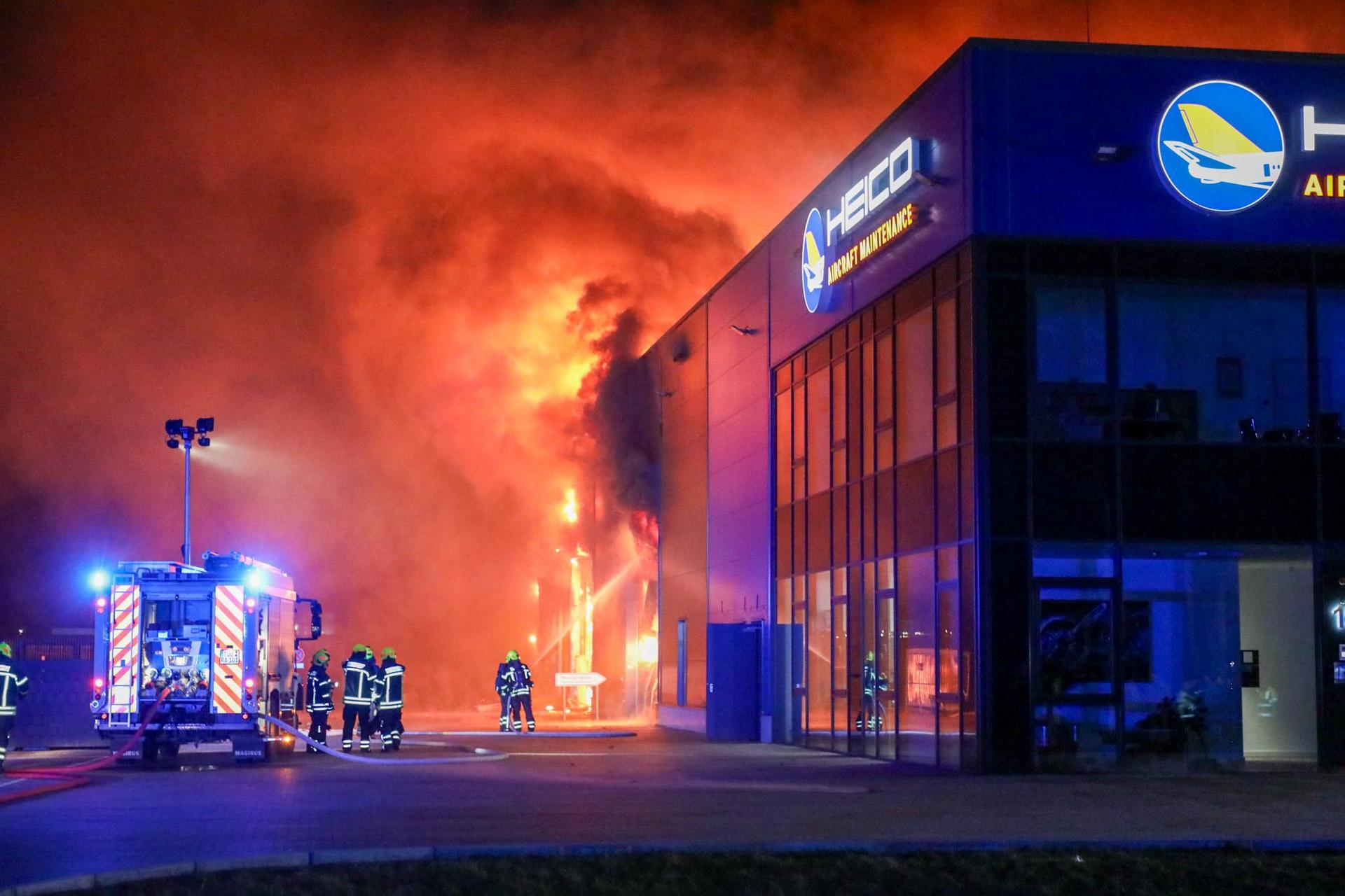 Großbrand in einer Lagerhalle in Dölzig. (Foto: EHL Media/Björn Stach)