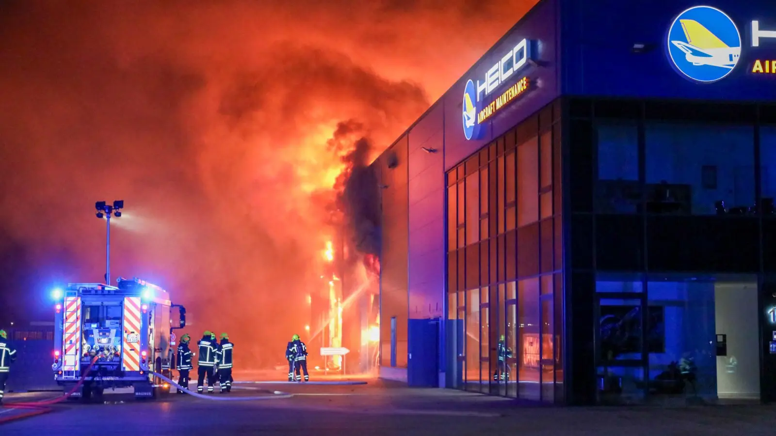 Großbrand in einer Lagerhalle in Dölzig. (Foto: EHL Media/Björn Stach)