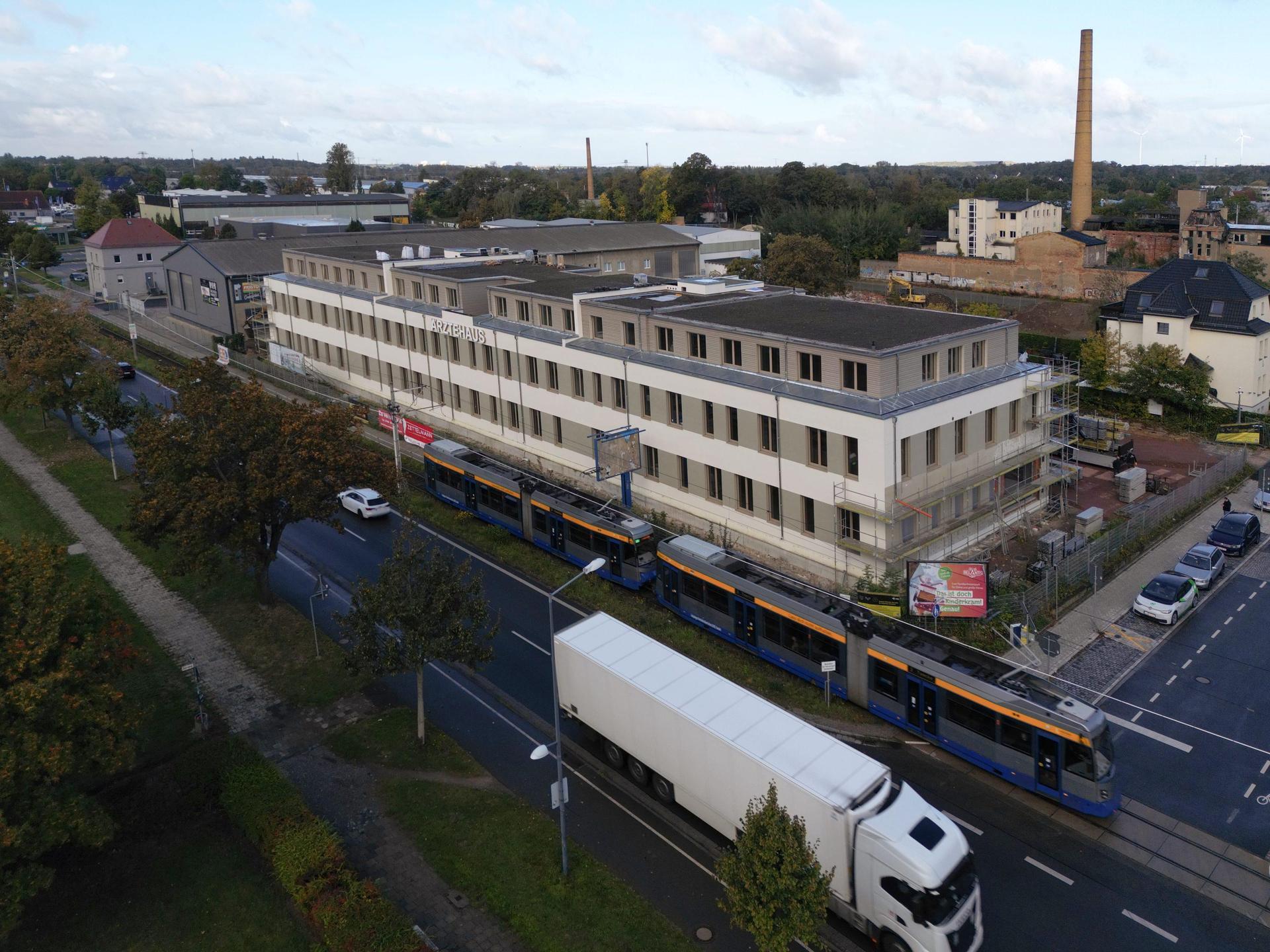 Das Ärztehaus entlang der B87 in Taucha ist im Rohbau fertiggestellt.  (Foto: Daniel Große)