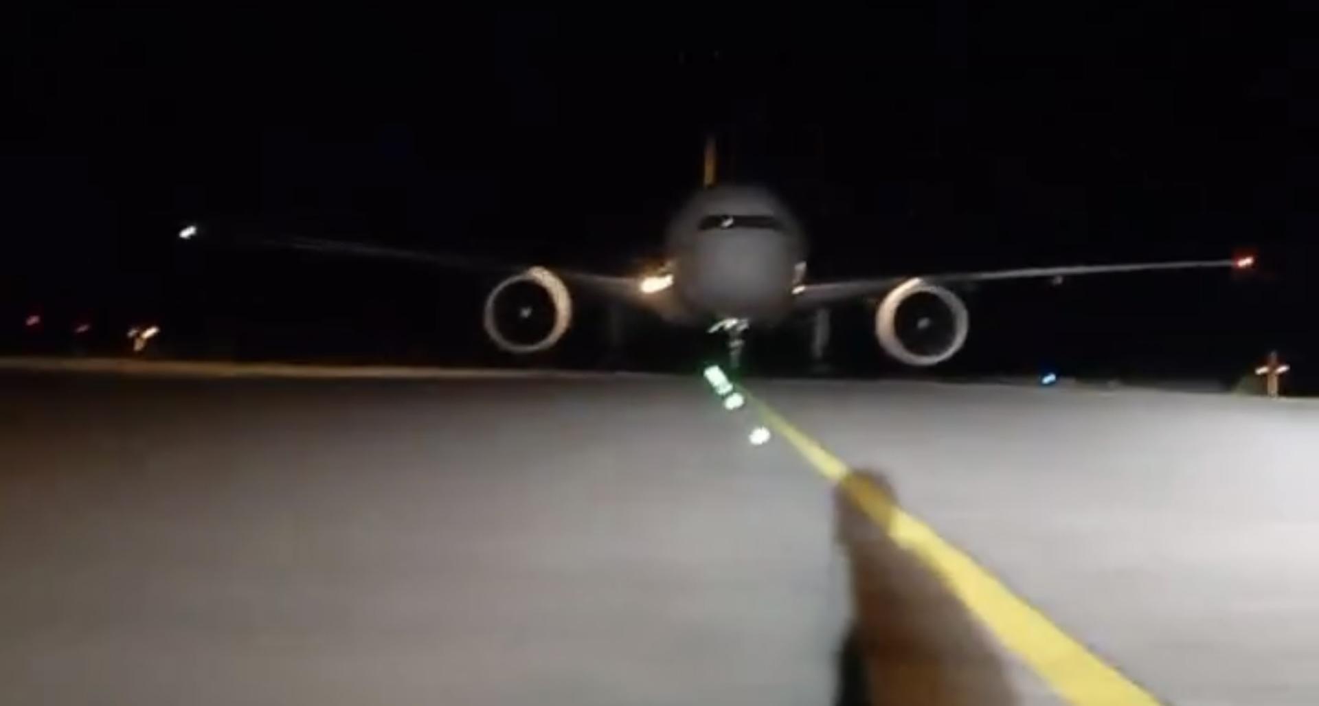 Eine Frachtmaschine wird am Start gehindert. (Foto: Letzte Generation auf "X".)