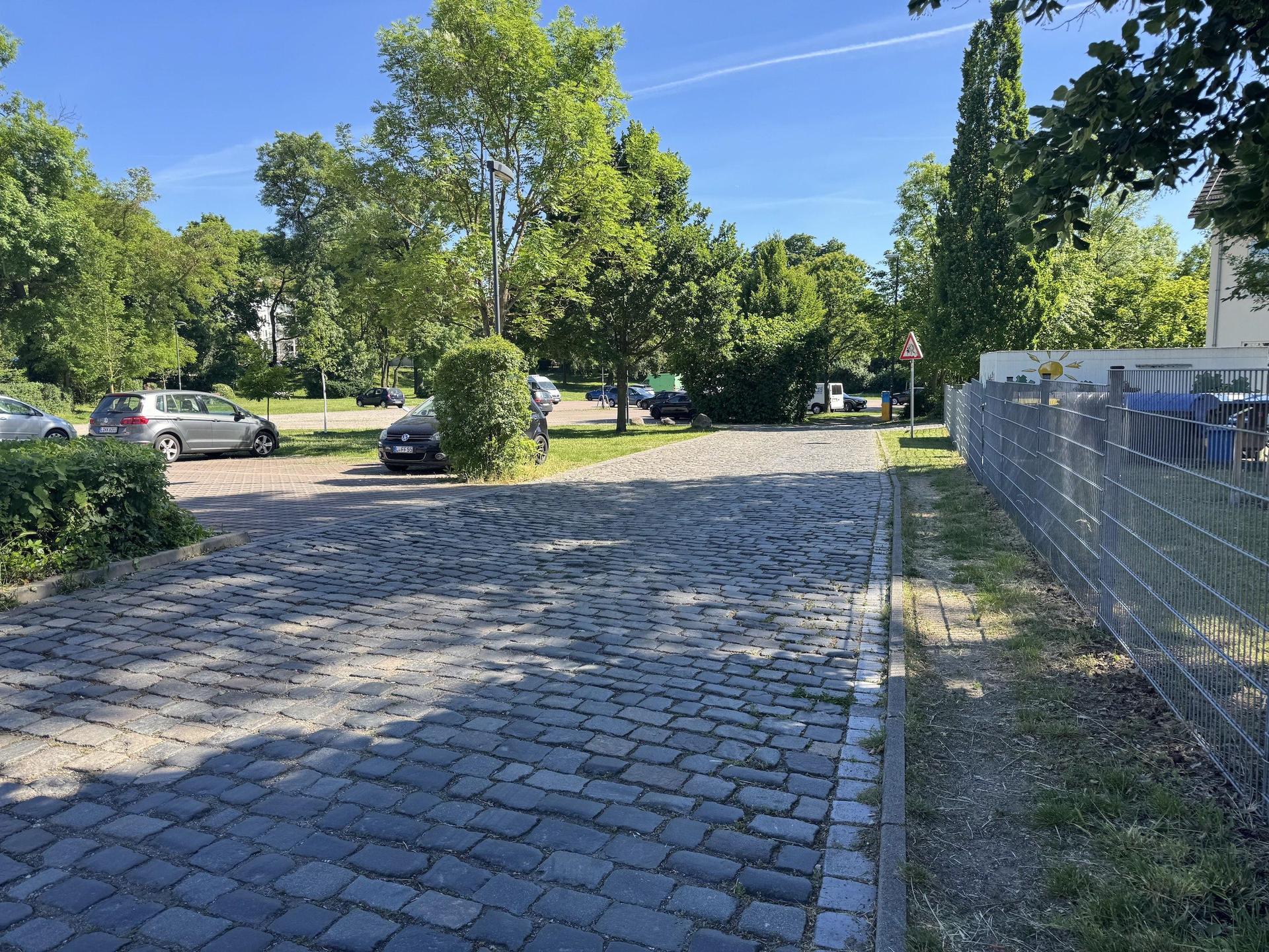 Der bisherige Trampelpfad auf der rechten Seite der Einfahrt zur Festwiese soll ein richtiger, ausgebauter Fußweg werden. Ausfahren vom großen Parkplatz soll man künftig nur noch über den kleinen Parkplatz (links). (Foto: Daniel Große)