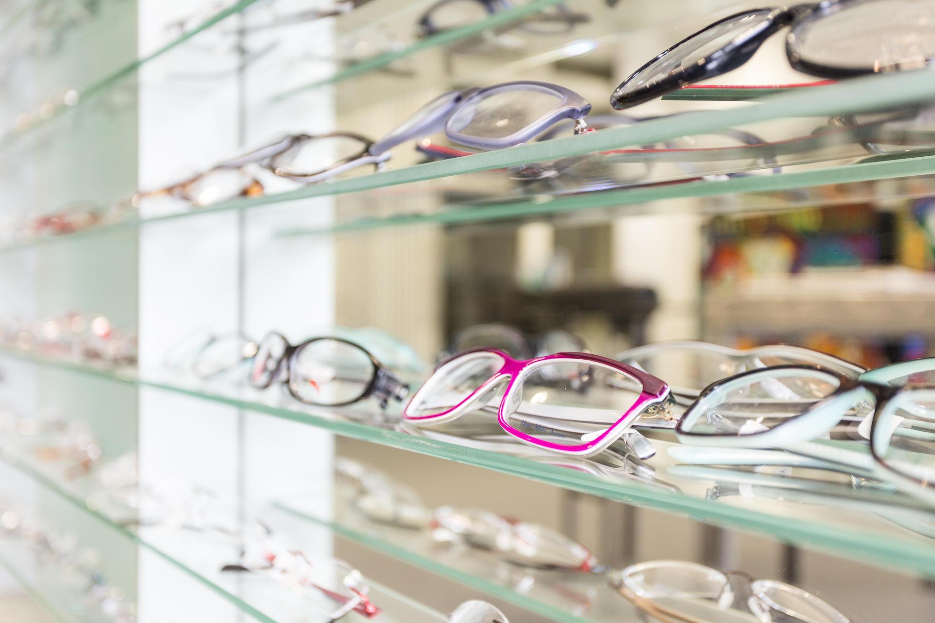 Brillen kann man online kaufen - aber natürlich auch weiterhin im Fachhandel bzw. beim Optiker. (Foto: Pixabay)