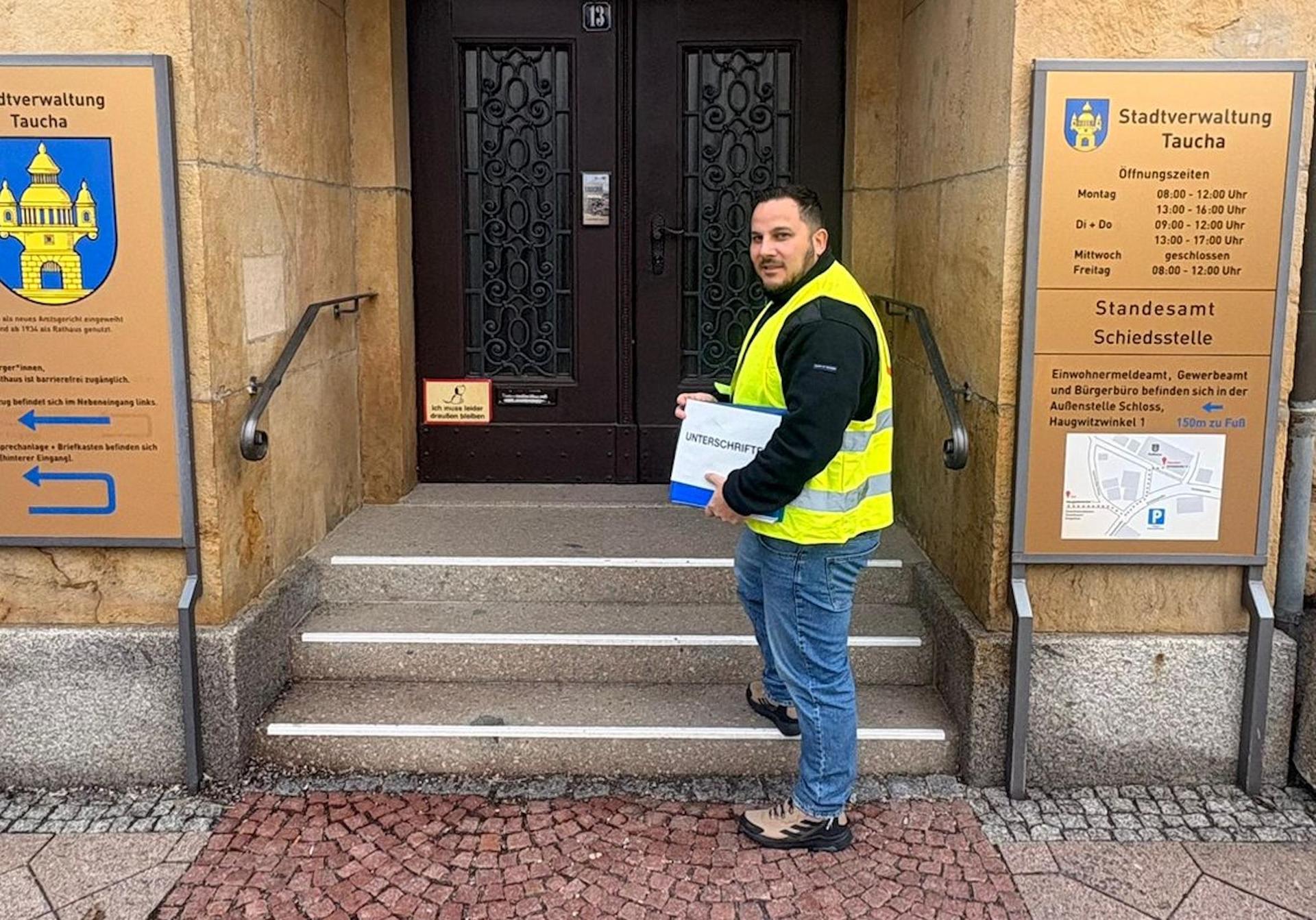 David Clausnitzer von der BI Merkwitz mit den gesammelten Unterschriften. (Foto: BI Merkwitz)