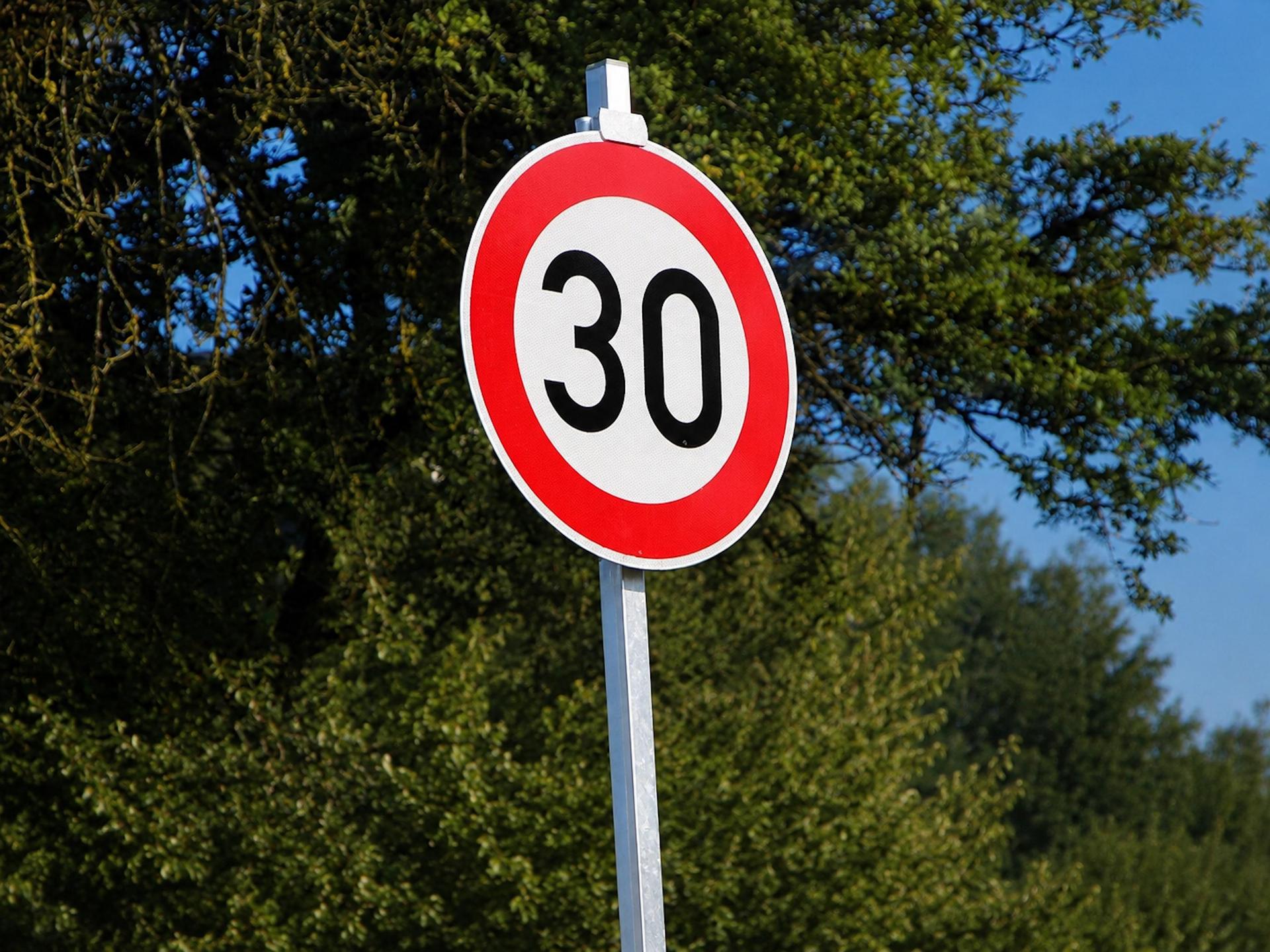 Eine Geschwindigkeitsbegrenzung muss verkehrsrechtlich einwandfrei angeordnet werden. (Foto: Pixabay)