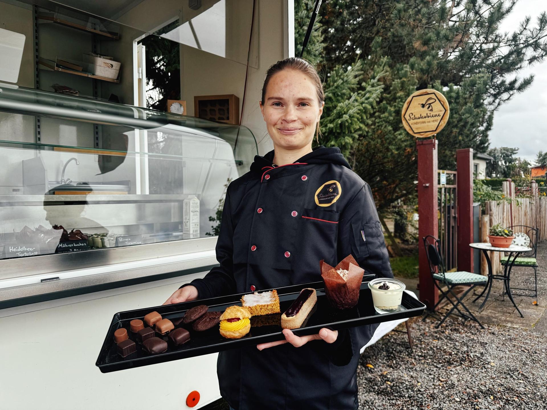 Annelie Hampel vor ihrem Verkaufswagen in Plösitz. (Foto: Daniel Große)
