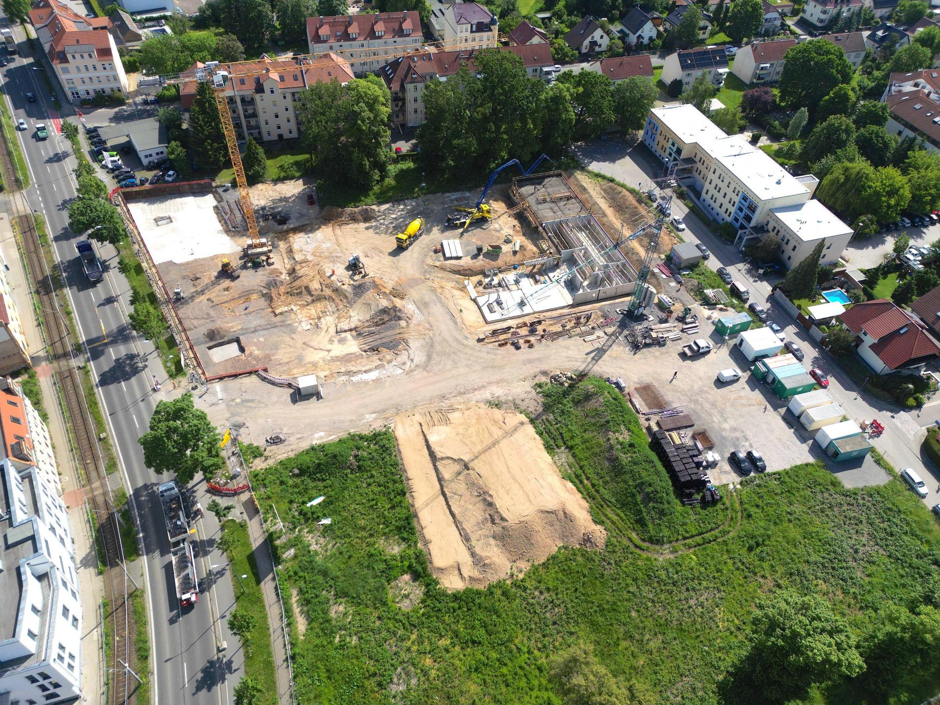 Im hinteren Bereich nahe des Ärztehauses entsteht bereits der Keller für das so genannte Haus B. Für Haus A vorn an der B 87 werden aktuell die Bodenplatten vorbereitet. (Foto: Daniel Große)