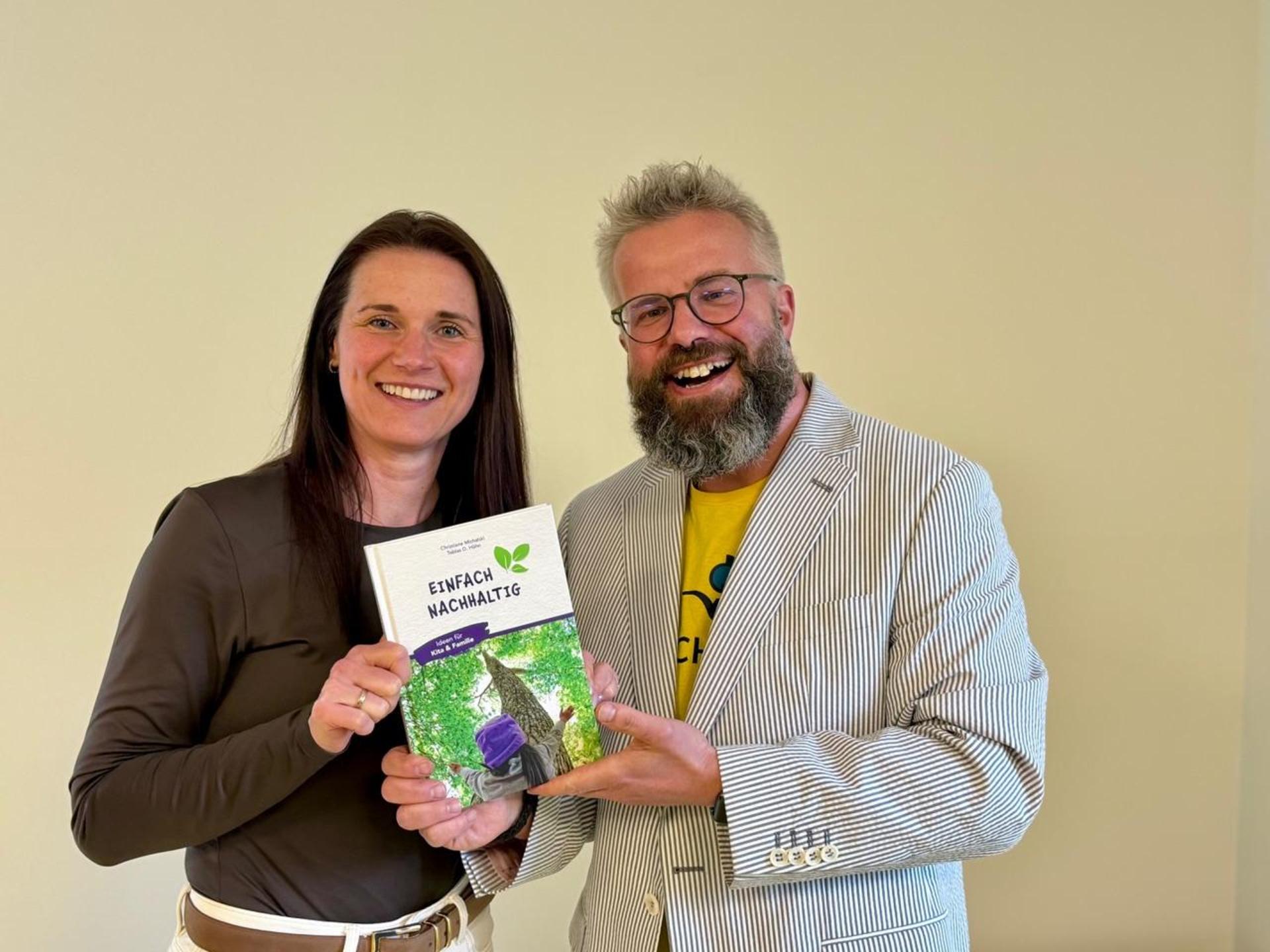 Christiane Michalski und Tobias D. Höhn haben das Buch „Einfach nachhaltig” geschrieben. (Foto: textoase)