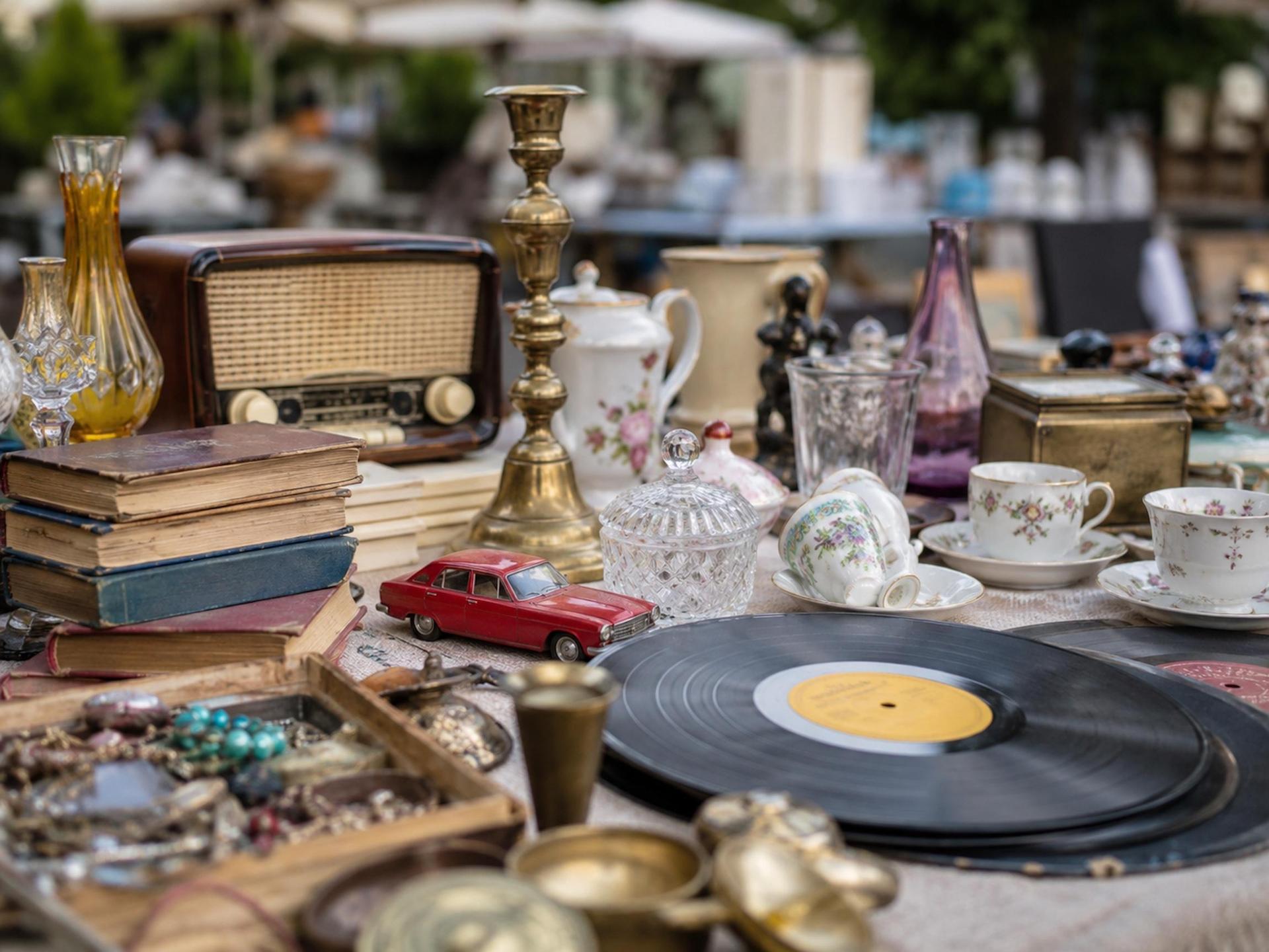 Einen Flohmarkt gibt es am Sonntag in Plösitz (Symbolbild: KI-generiert)