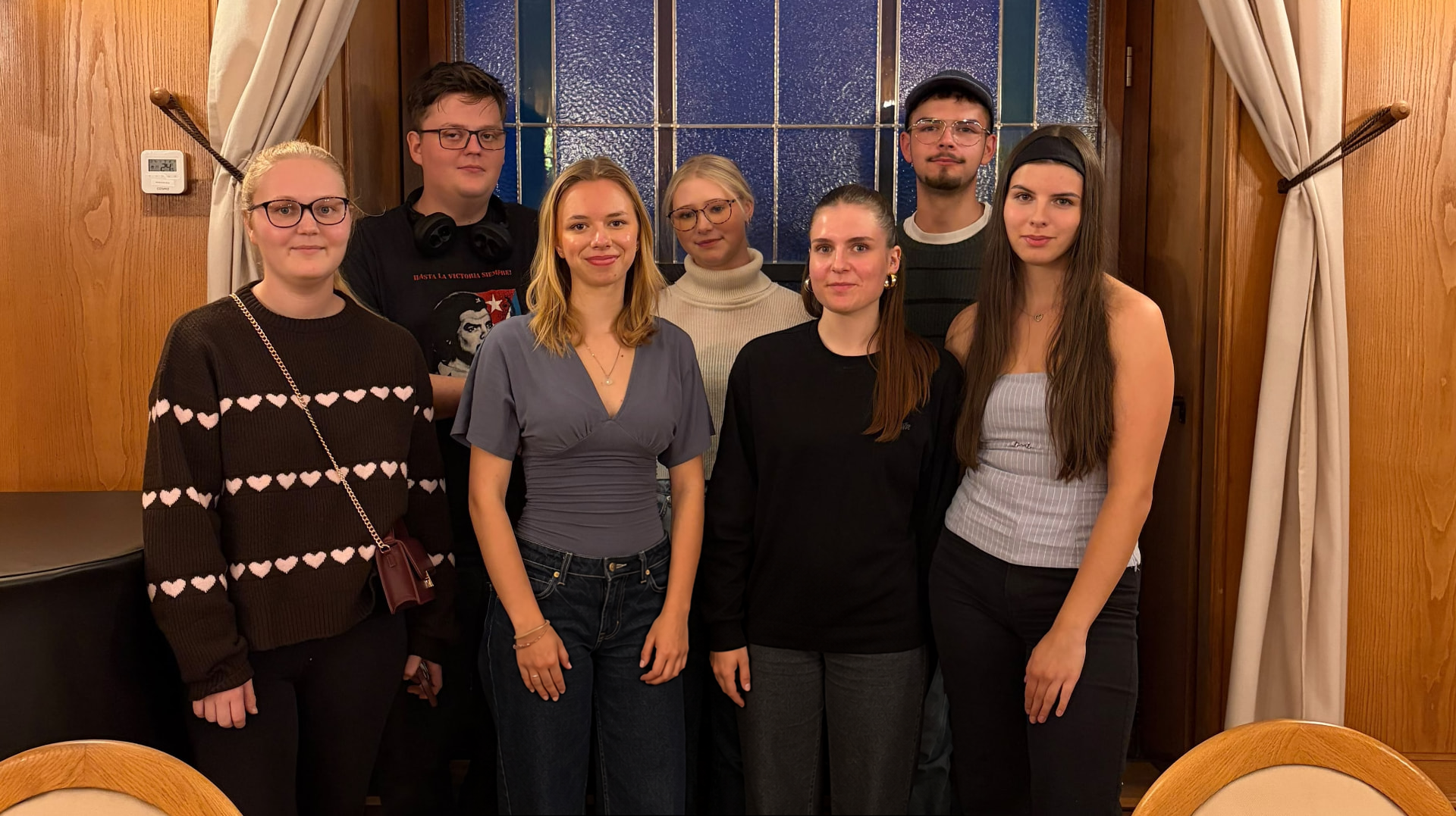 Das neu gewählte Jugendparlament von links nach rechts: Linda Lechtenberg, Willi Mehner, Tessa Lauer, Aimée Symandl, Noémi-Alina Nimz, Anthony Wettig und Abbygail Schmidt. Nicht auf dem Bild ist Priya Jentsch. (Foto: Jugendparlament Taucha)