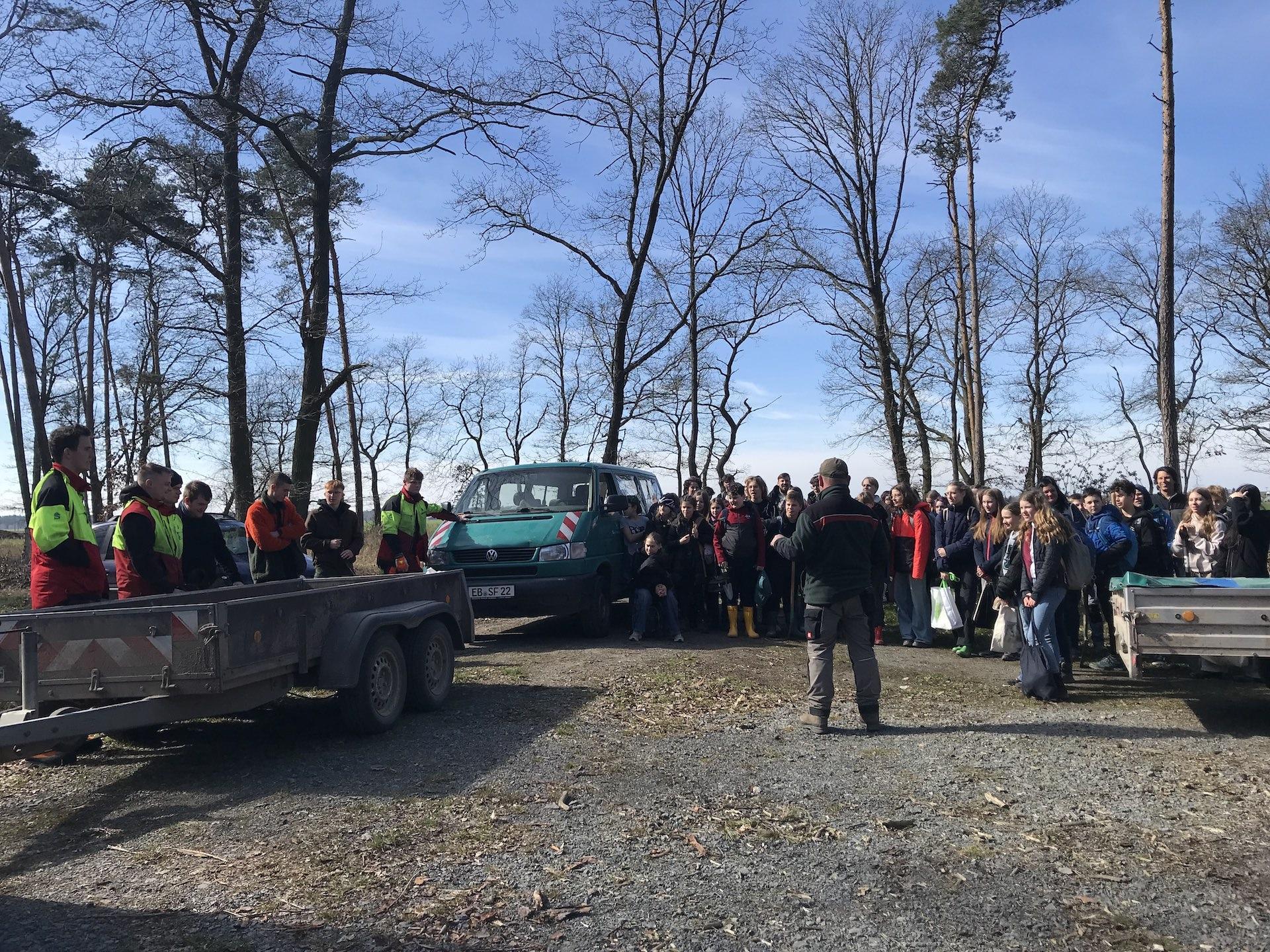 Tauchaer Gymnasiasten in einem Wald bei Doberschütz (Foto: privat)