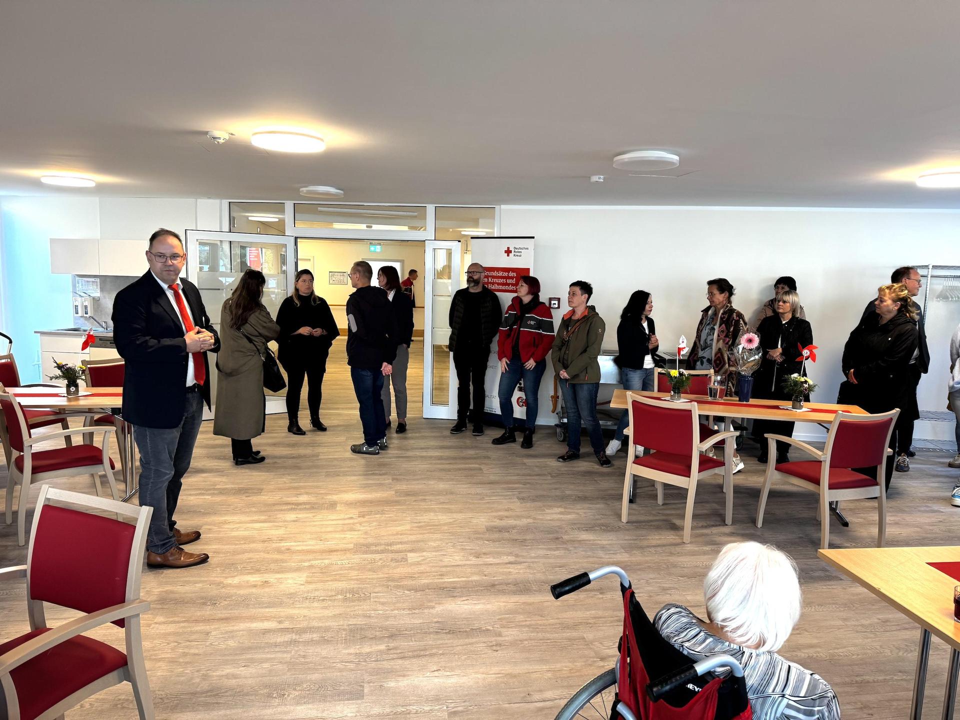 Aus dem früheren Eingangsbereich wurde ein großer Begegnungs- und Aufenthaltsraum. Stephan Kühn, Vorstand im Bereich Altenhilfe und Gesundheitsdienst führte die Interessierten durch das Haus. (Foto: Daniel Große)