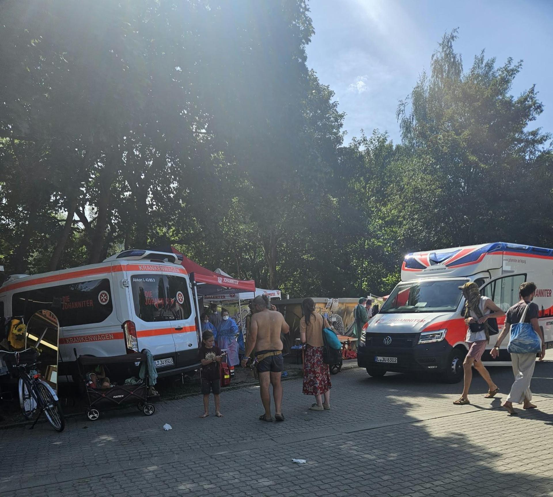 Auf dem Festivalgelände läuft an mehreren Stellen ein Rettungseinsatz. (Foto: Privat)
