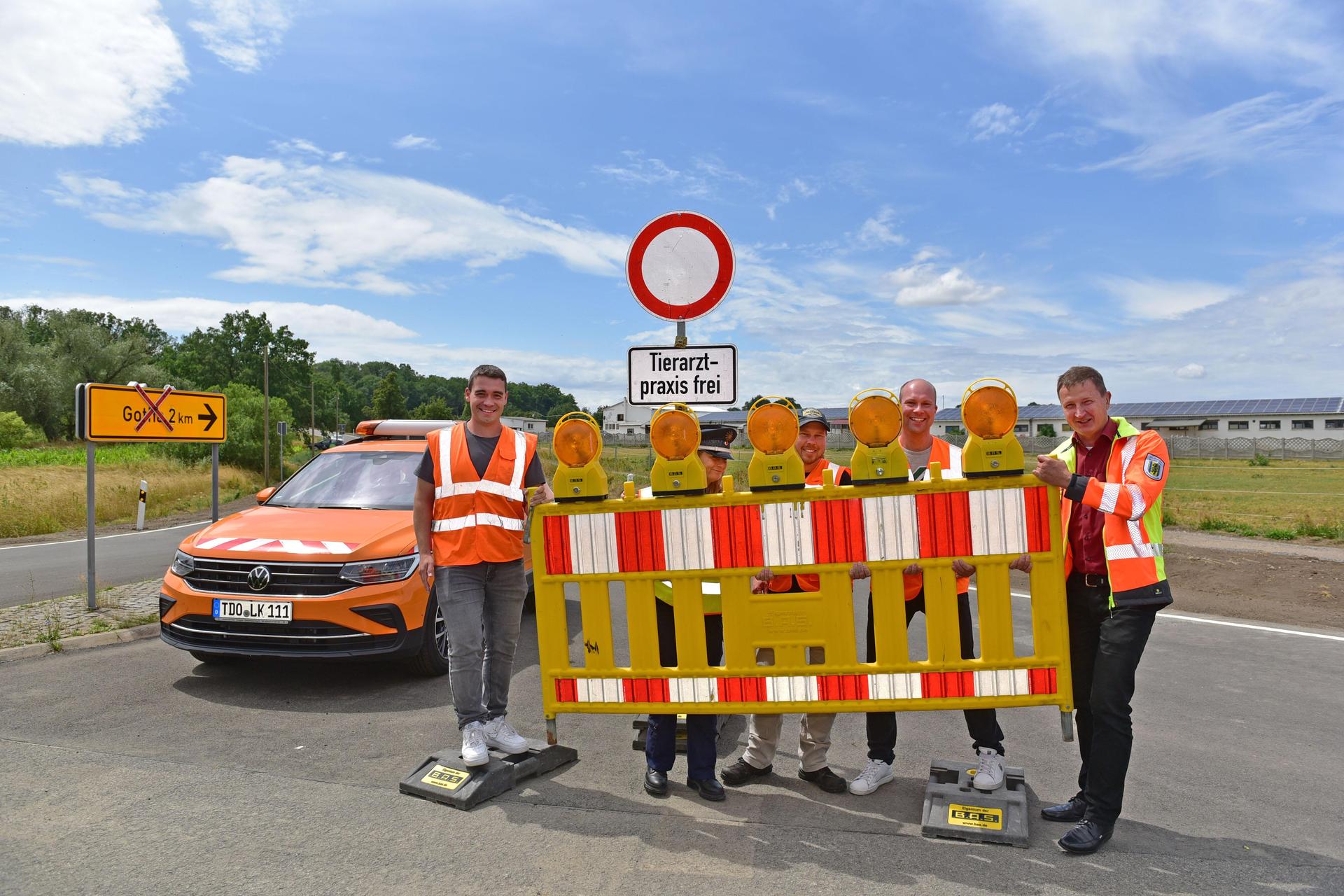 Straßenfreigabe K7424 nach Gotha (Jesewitz). Von links: Daniel Jahn (KEMNA) Karin Kranke (Polizeirevier Eilenburg), René Großmann (Straßenmeisterei Eilenburg), Maximilian Proft (LRA Nordsachsen, SGL Betrieb und Verkehr, Straßenbauamt) und Uwe Schmidt (LRA Nordsachsen, Straßenbauamtsleiter), (Foto: Alexander Bley/Landratsamt Nordsachsen)