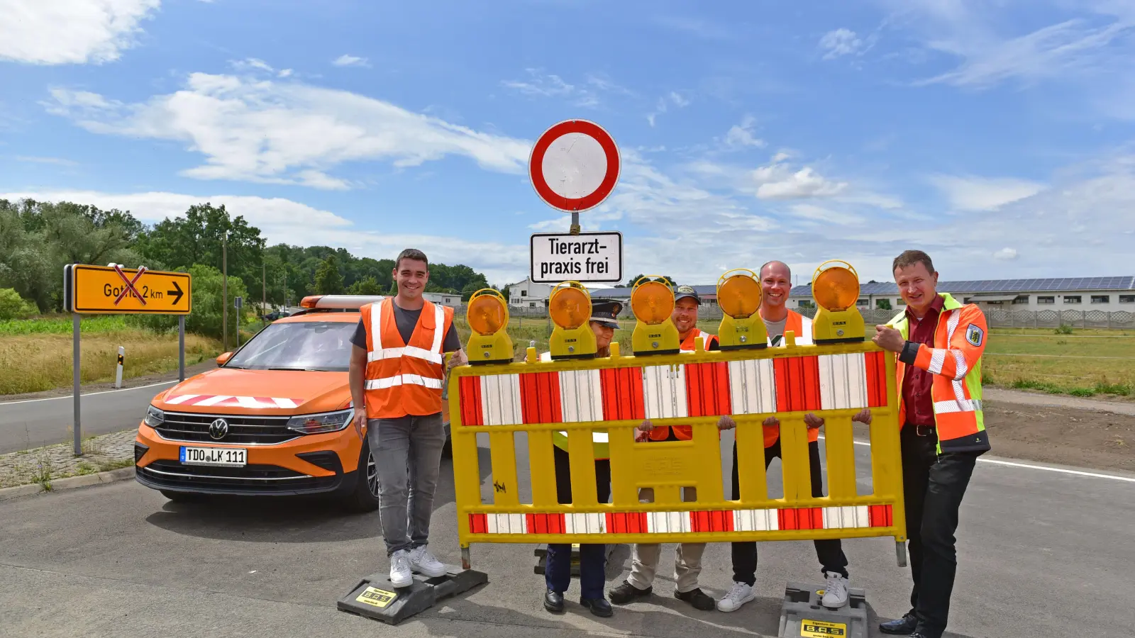 Straßenfreigabe K7424 nach Gotha (Jesewitz). Von links: Daniel Jahn (KEMNA) Karin Kranke (Polizeirevier Eilenburg), René Großmann (Straßenmeisterei Eilenburg), Maximilian Proft (LRA Nordsachsen, SGL Betrieb und Verkehr, Straßenbauamt) und Uwe Schmidt (LRA Nordsachsen, Straßenbauamtsleiter), (Foto: Alexander Bley/Landratsamt Nordsachsen)