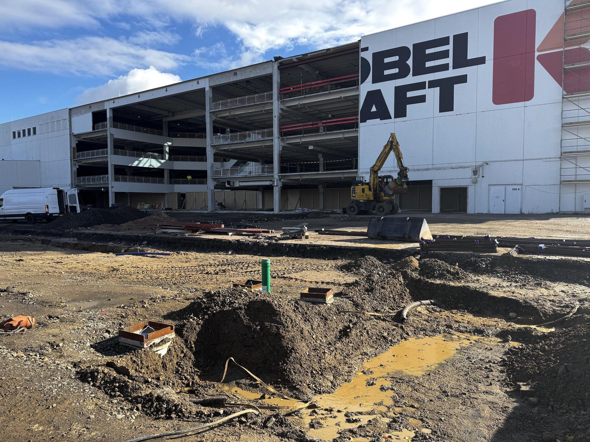 Bei Möbel Kraft läuft der Umbau zu Höffner. (Foto: Daniel Große)