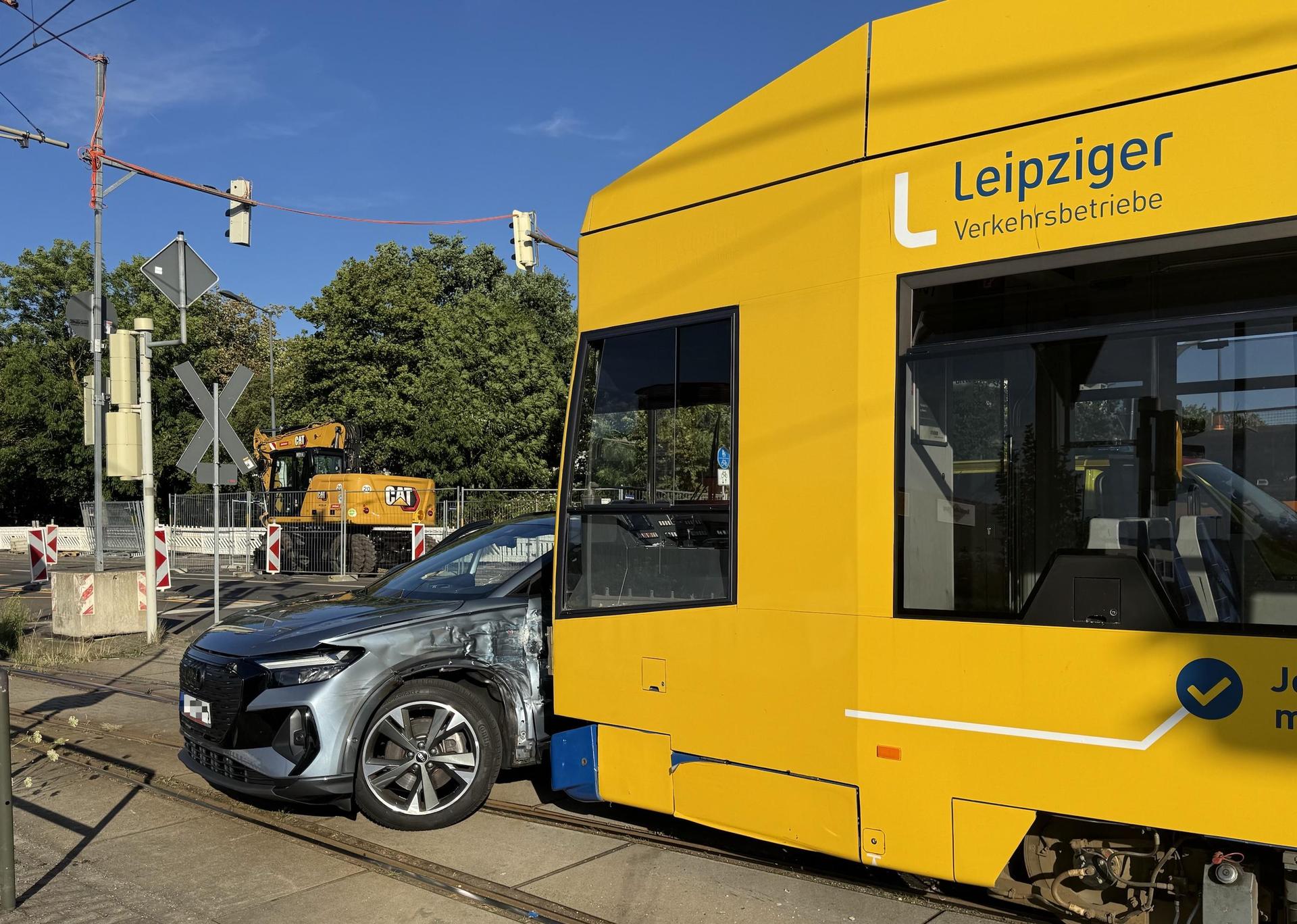 Unfall zwischen einer Straßenbahn und einem Audi. (Foto: Daniel Große)