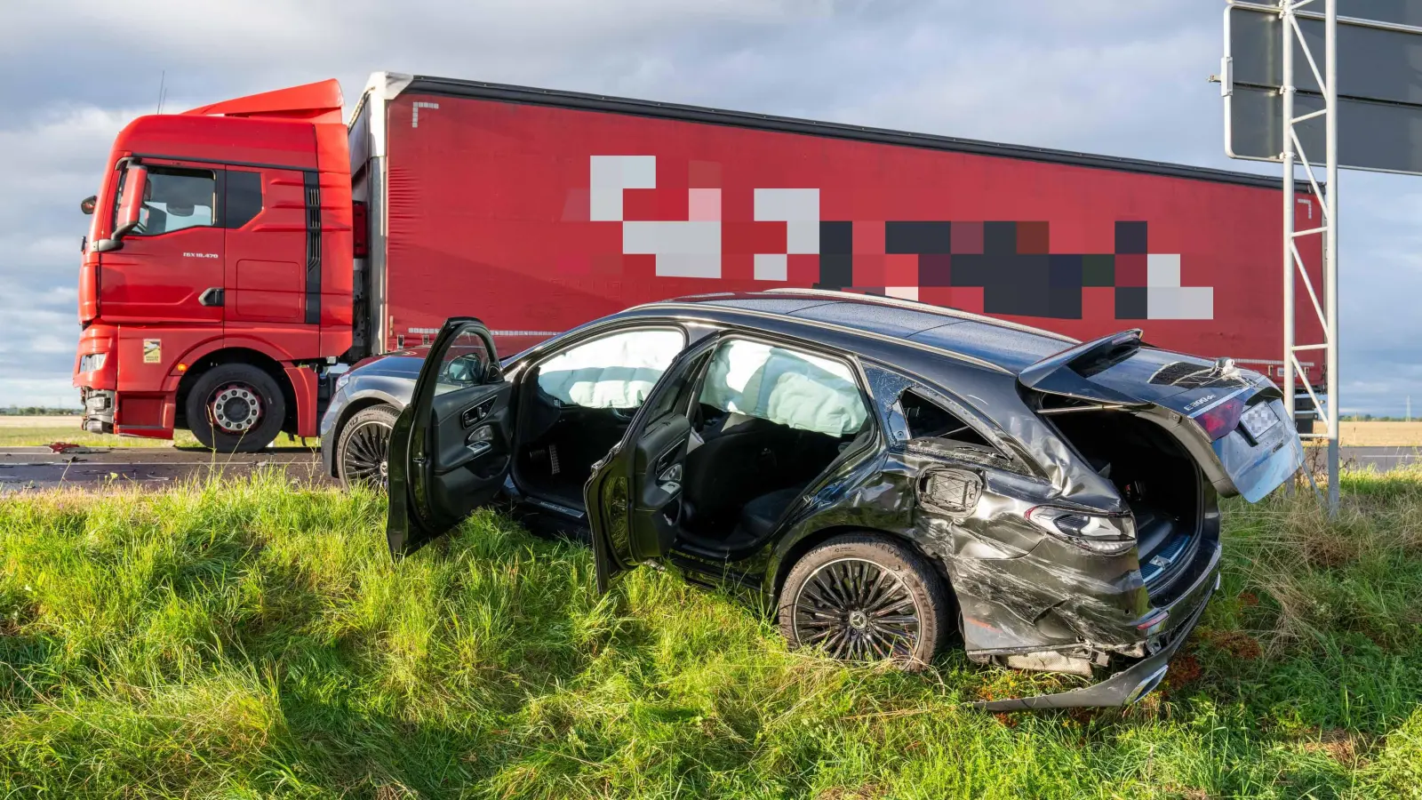 Der Fahrer des Mercedes musste in ein Krankenhaus gebracht werden. (Foto: EHL Media, Erik-Holm Langhof)