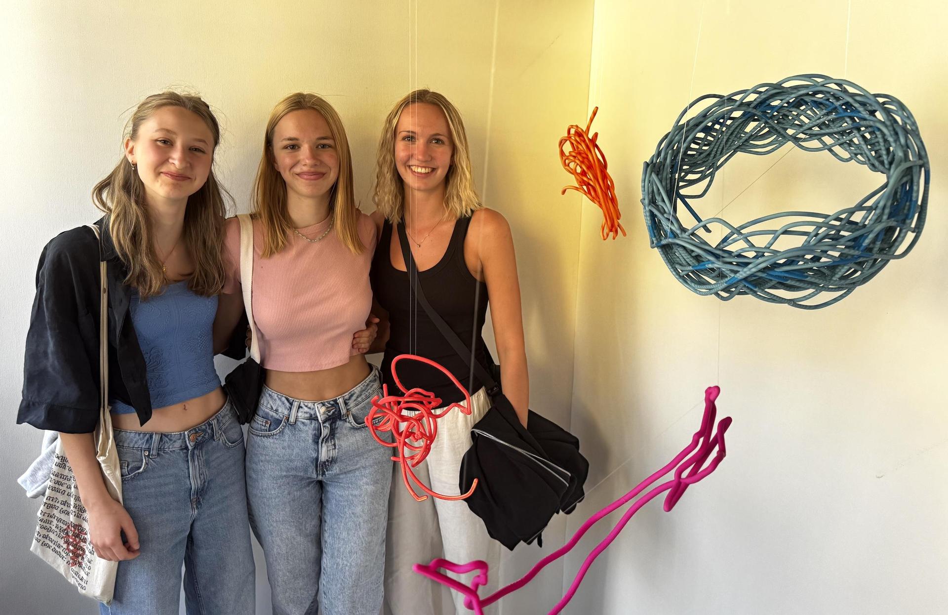 Die Elftklässlerinnen Emily, Tessa und Julika (v.r.) in der Ausstellung, die sie selbst mit aufgebaut haben. Zu sehen sind hier Plastiken ihrer Klassenkameraden. (Foto: Daniel Große)