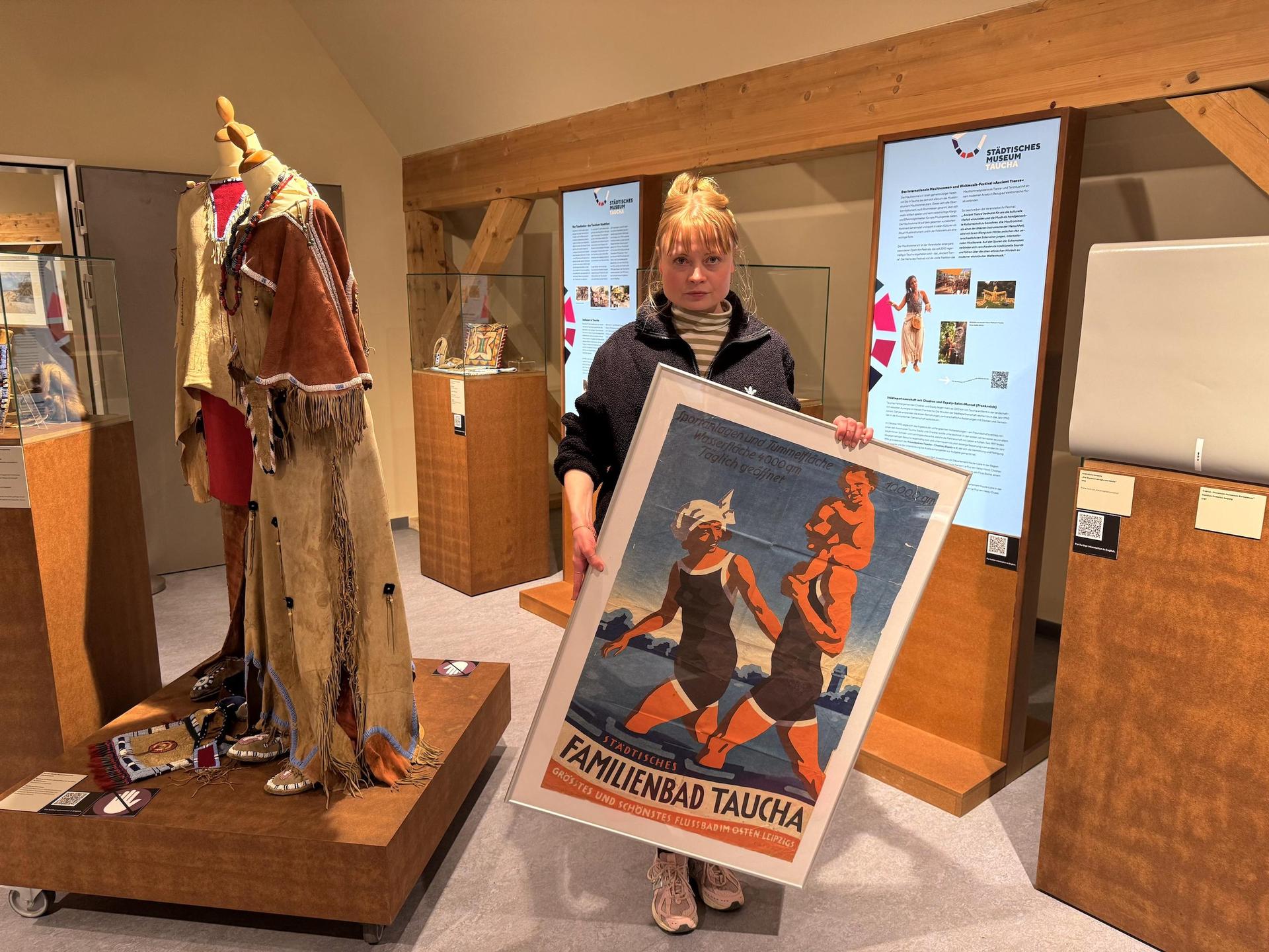 Museumsleiterin Ricarda Döring in der aktuellen Dauerausstellung (Foto: Daniel Große)