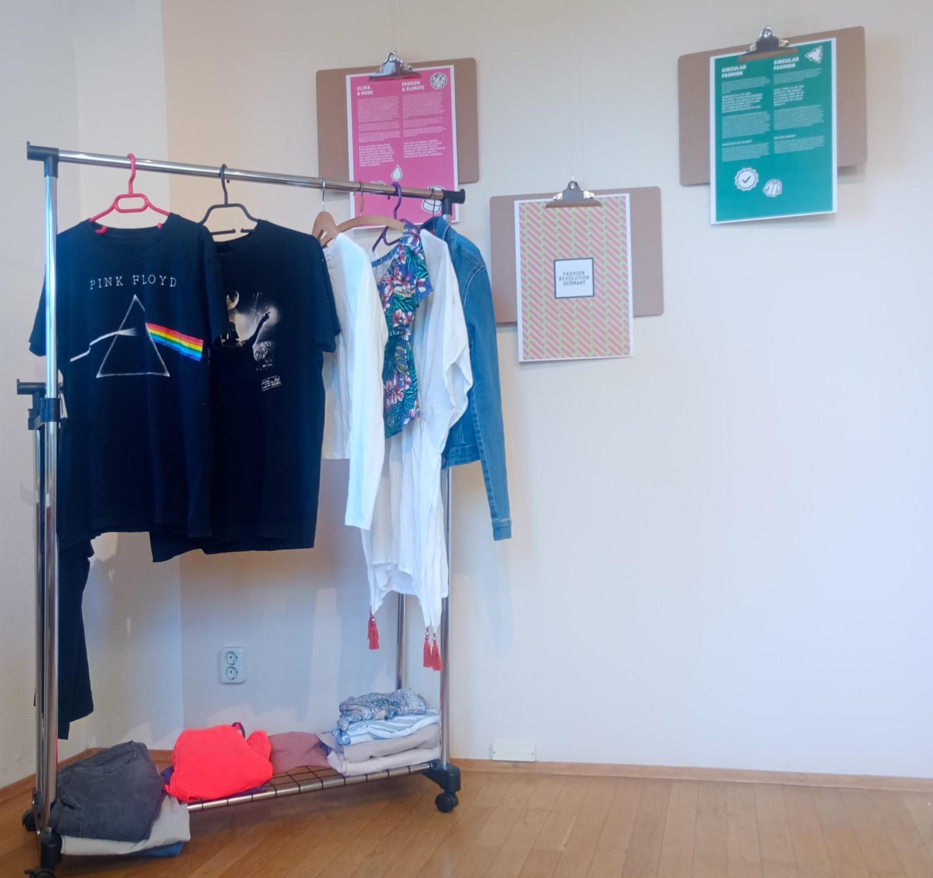Das Projekt „Style Swap Taucha” besteht aus mehreren Kleidertauschstangen sowie Infotafeln zum Thema Fast Fashion. (Foto: Marcus Rößner)